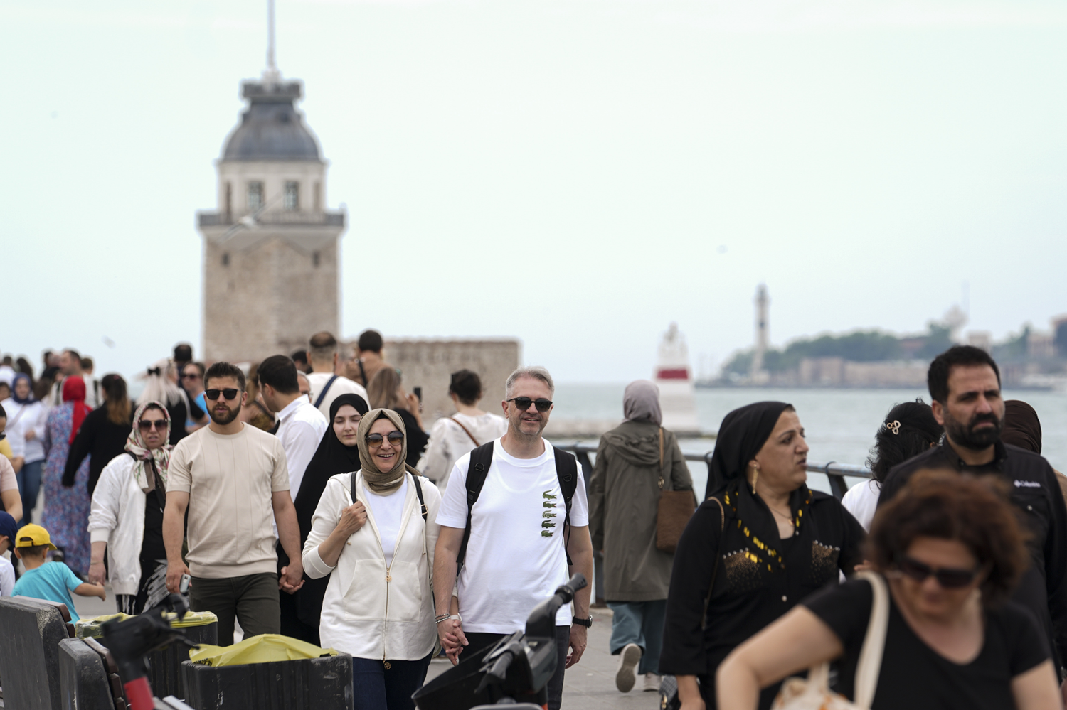 İstanbullular güneşli havanın tadını çıkardı! Tatilin son gününde sahillere akın ettiler