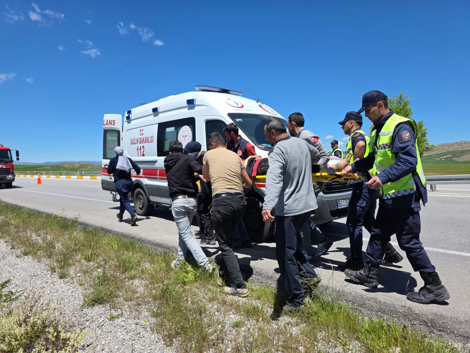 Otomobil şarampole devrildi: 4 kişi ağır yaralandı