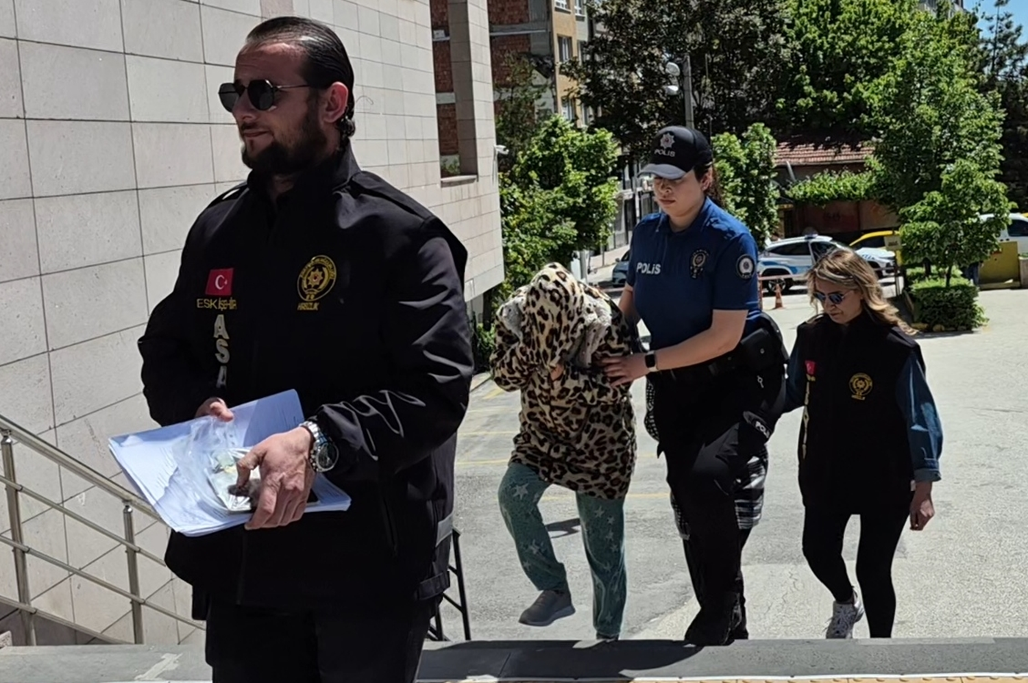 Sinsice yaklaştı, sokak ortasında soydu: Boynunda dizili 17 çeyrek altınını çaldı