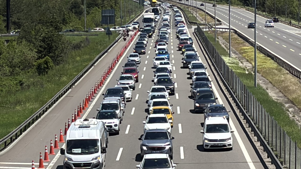 Tatilciler dönüş yoluna geçti! Bolu geçişinde trafik durma noktasına geldi