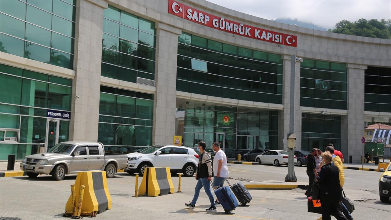 9 günde 185 bin kişi geçti: Sarp Sınır Kapısı'nda rekor yoğunluk