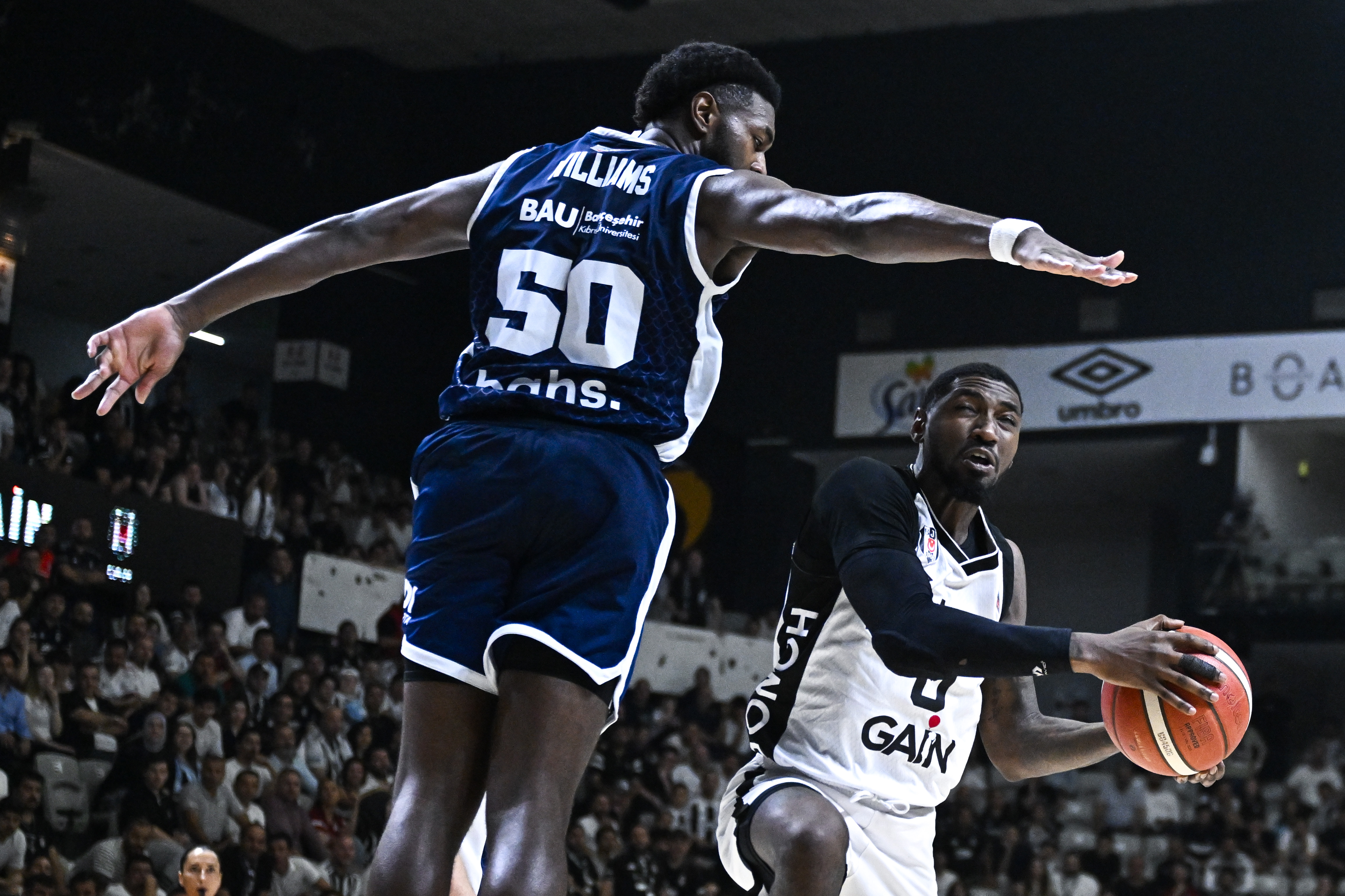 Beşiktaş, yarı final serisine galibiyetle başladı