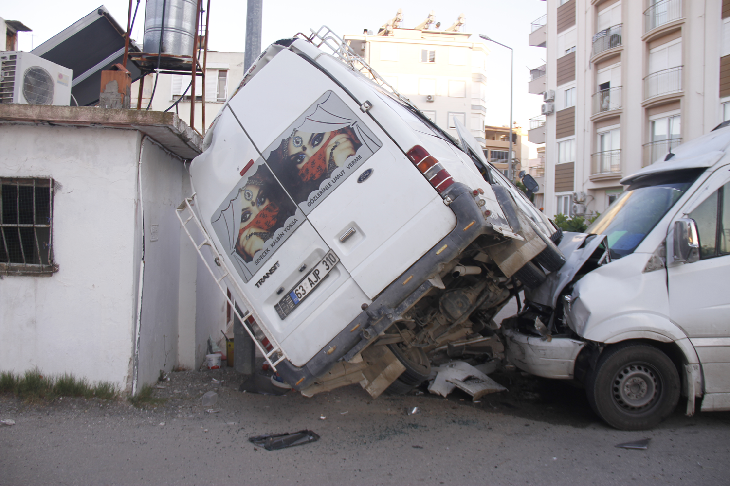 İşçileri taşıyan servisler çarpıştı! Sürücü aracını bırakıp kaçtı