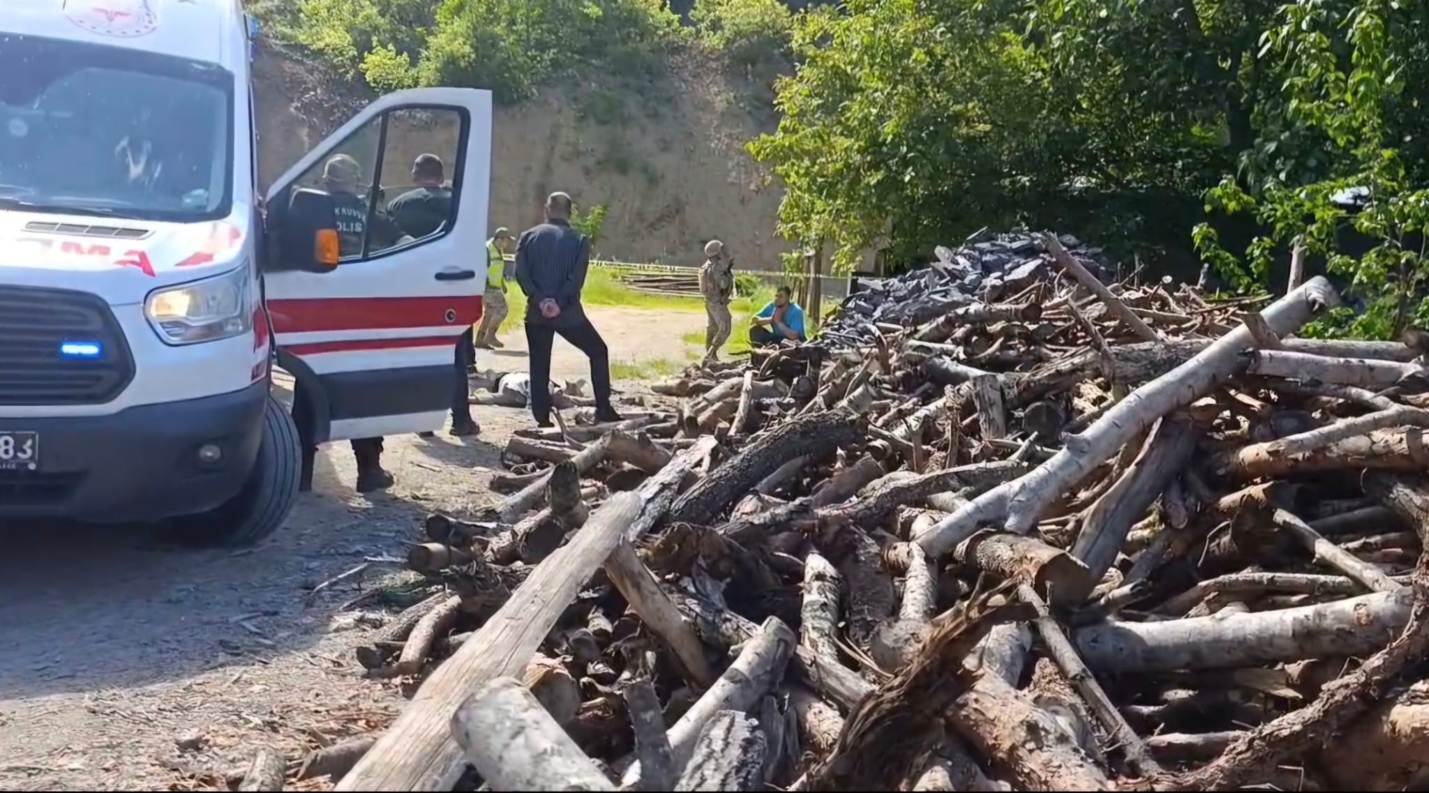 Karısını odunla döverek öldürdü! Katil koca aranıyor
