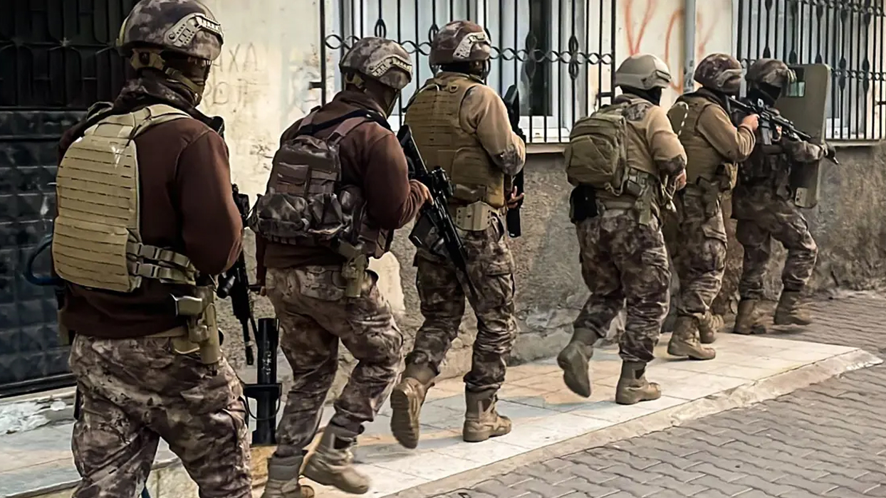 Bursa'da 70 adrese eş zamanlı baskın! 500 jandarma uyuşturucu tacirlerine nefes aldırmadı