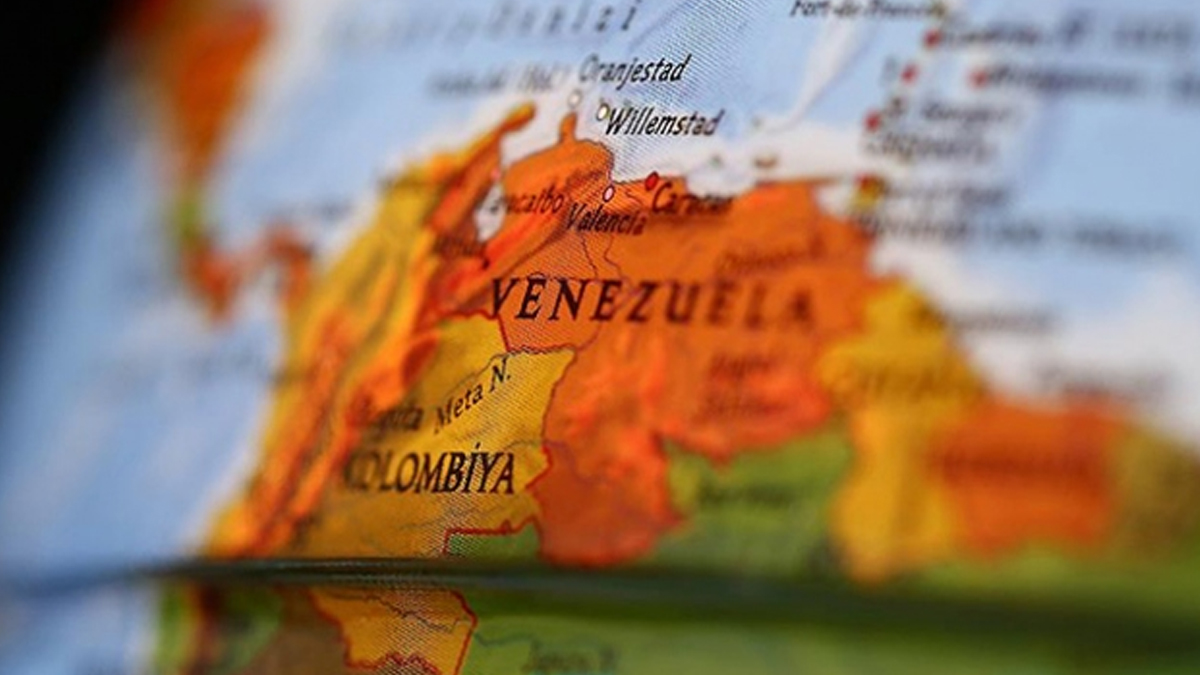 Venezuela geçiş sürecinde: ABD Büyükelçiliği önünde 