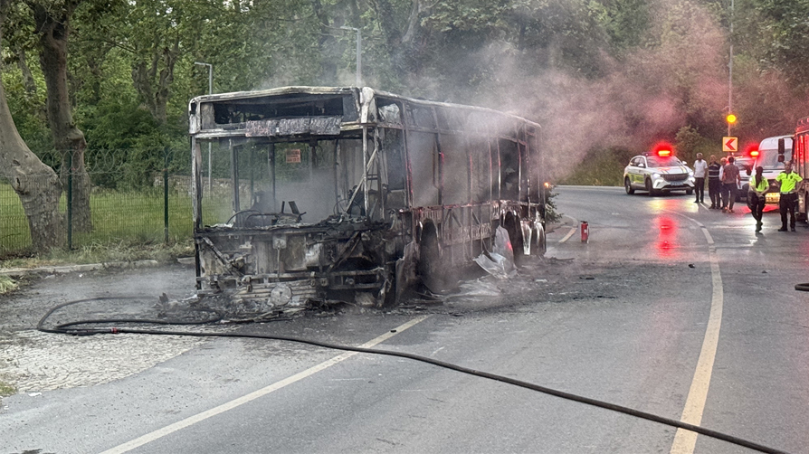Beykoz'da İETT yangını! Seyir halindeki otobüs küle döndü