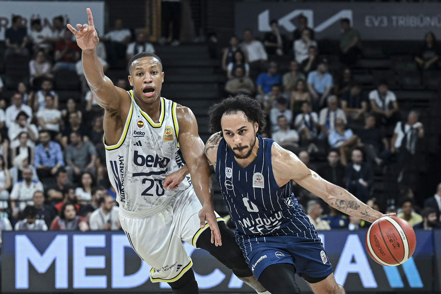 Fenerbahçe final fırsatını kaçırdı: Anadolu Efes farkı 1'e indirdi