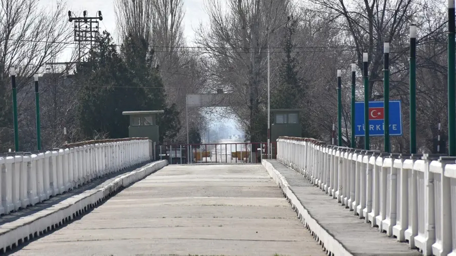 Sınırda 33 yıllık kilit açıldı! Akyaka Kapısı'ndan tarihi geçiş