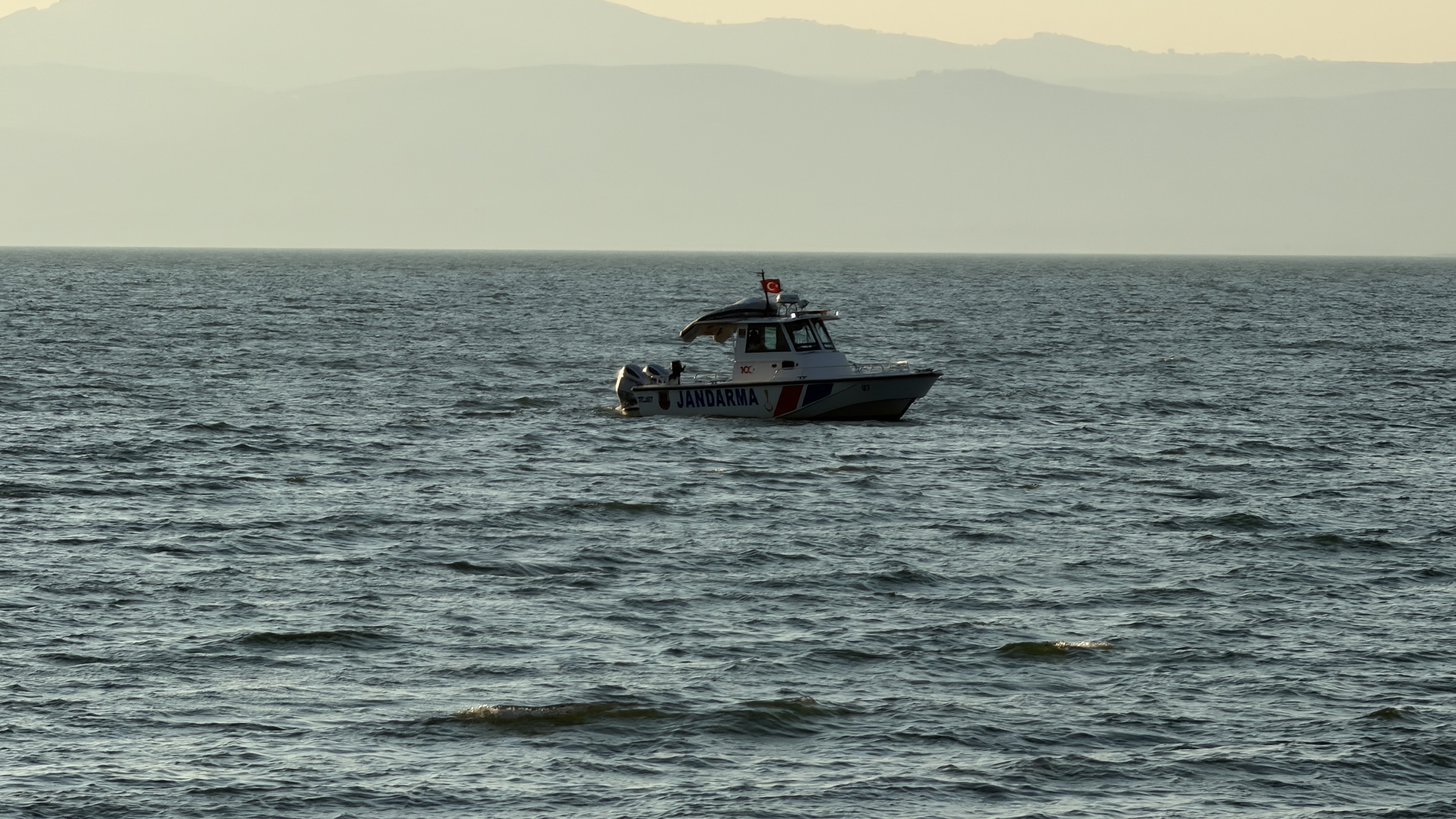 Serinlemek için girdiği gölde akıntıya kapılan emekli polis kayboldu