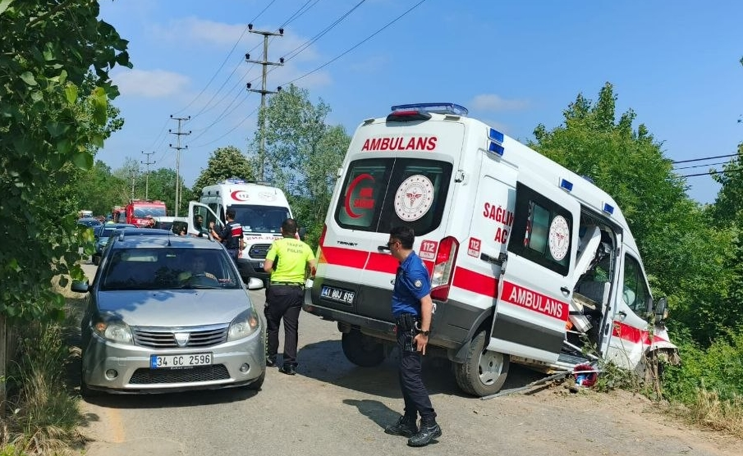 Ambulans köprüde kontrolden çıktı! Dere yatağına düşmekten s