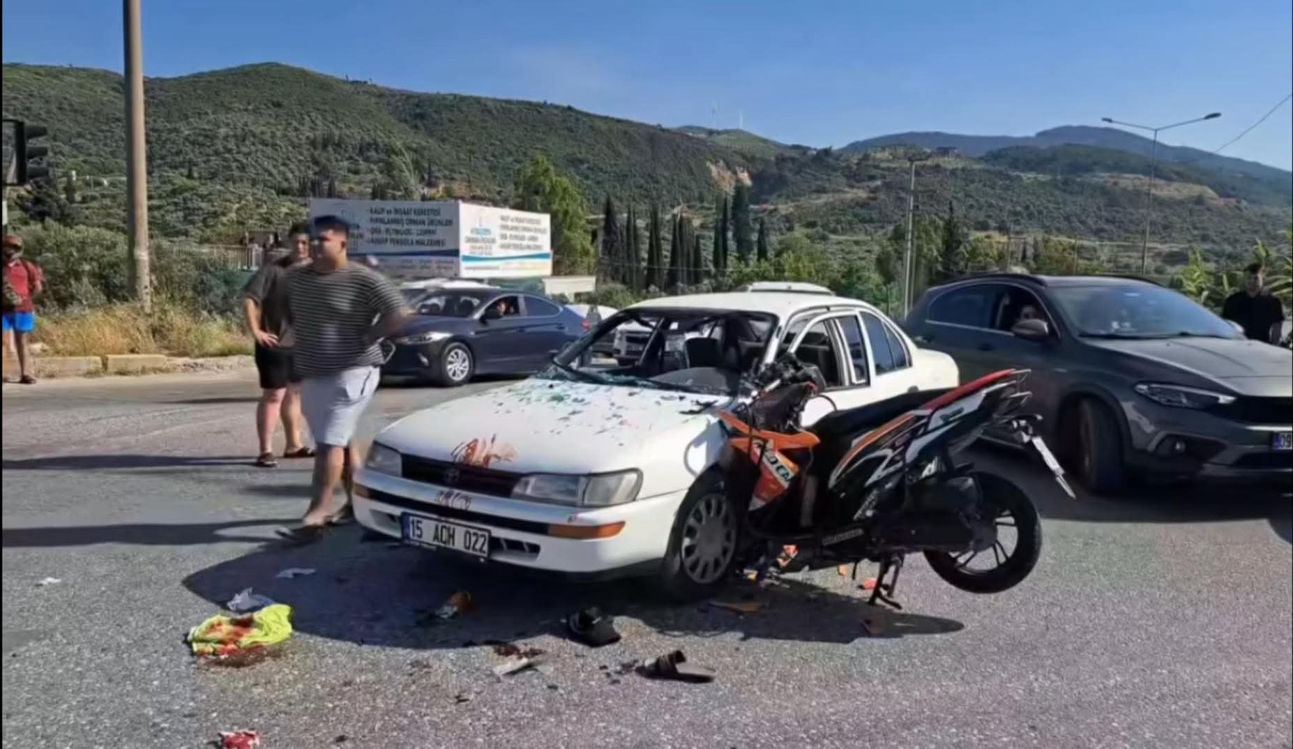 Aydın'da feci kaza... Motosiklet otomobile ok gibi saplandı