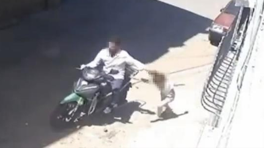 İnsanlık dışı görüntüler! Küçük kızını dövüp motosikletle sürükledi