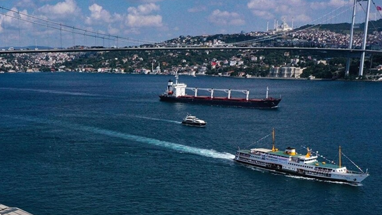 İstanbul Boğazı'nda gemi trafiği çift yönlü durduruldu