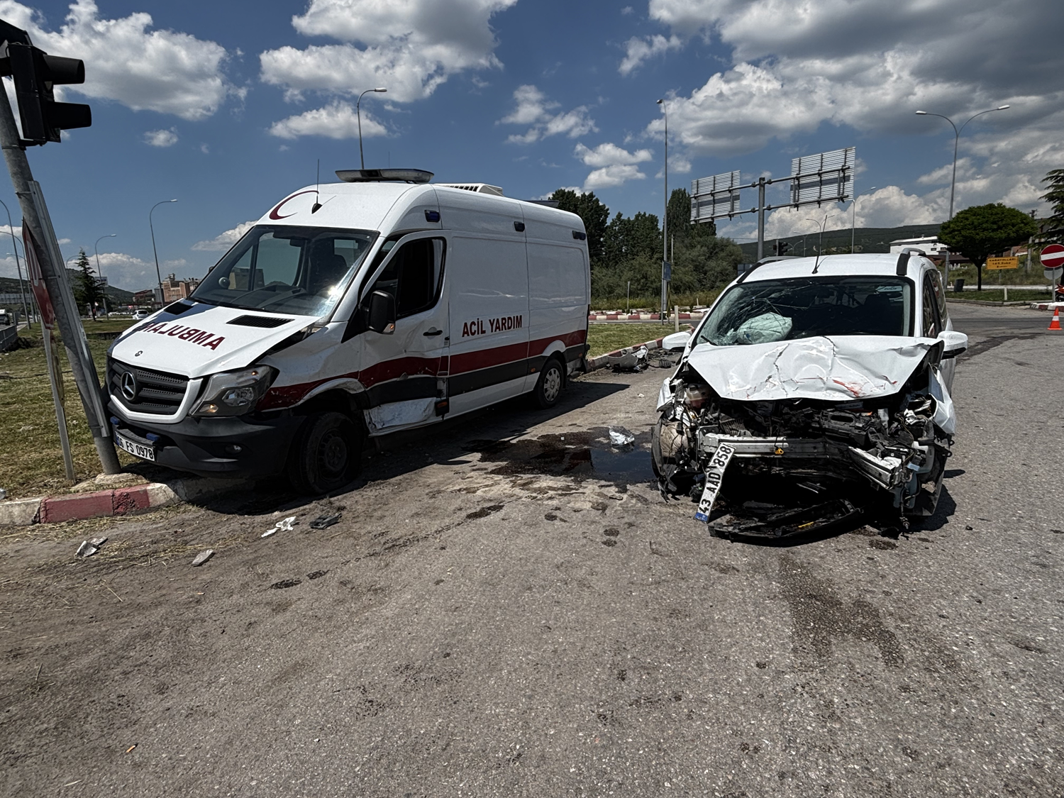 Kütahya'da özel ambulans ile hafif ticari araç çarpıştı: 7 k