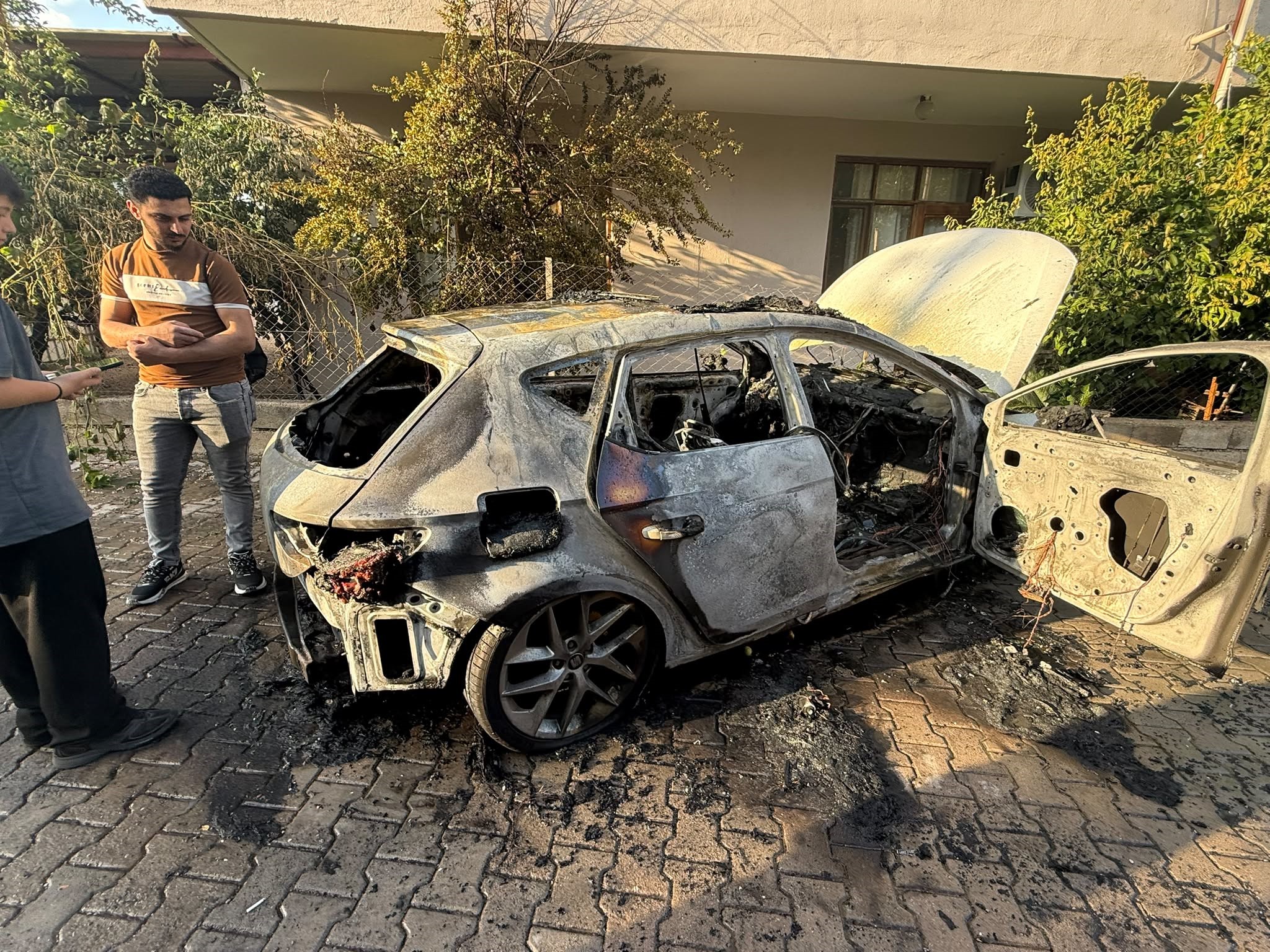 Seyir halindeki otomobil alev topuna döndü: Kendini dışarı a