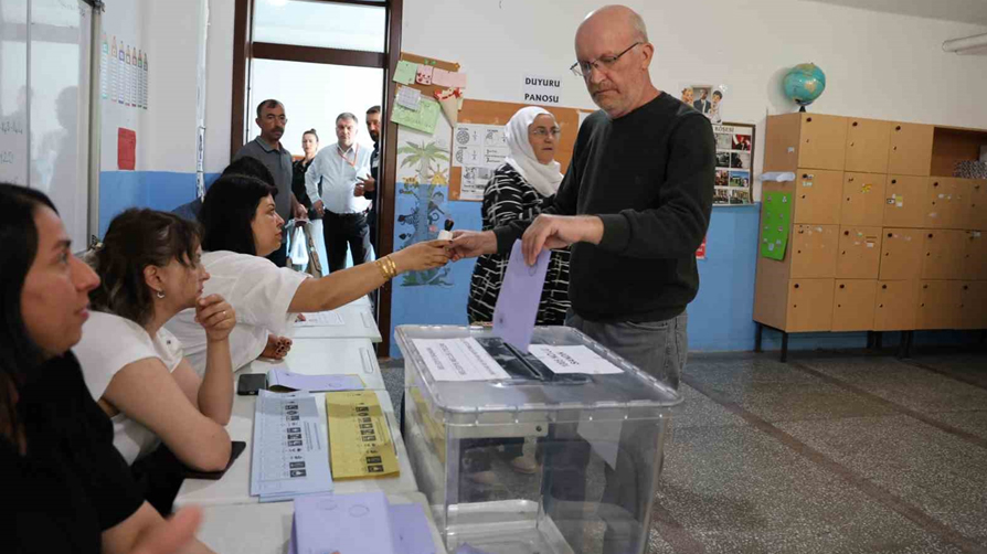 Üç ilde sandıklar kuruldu! Oy verme işlemi başladı