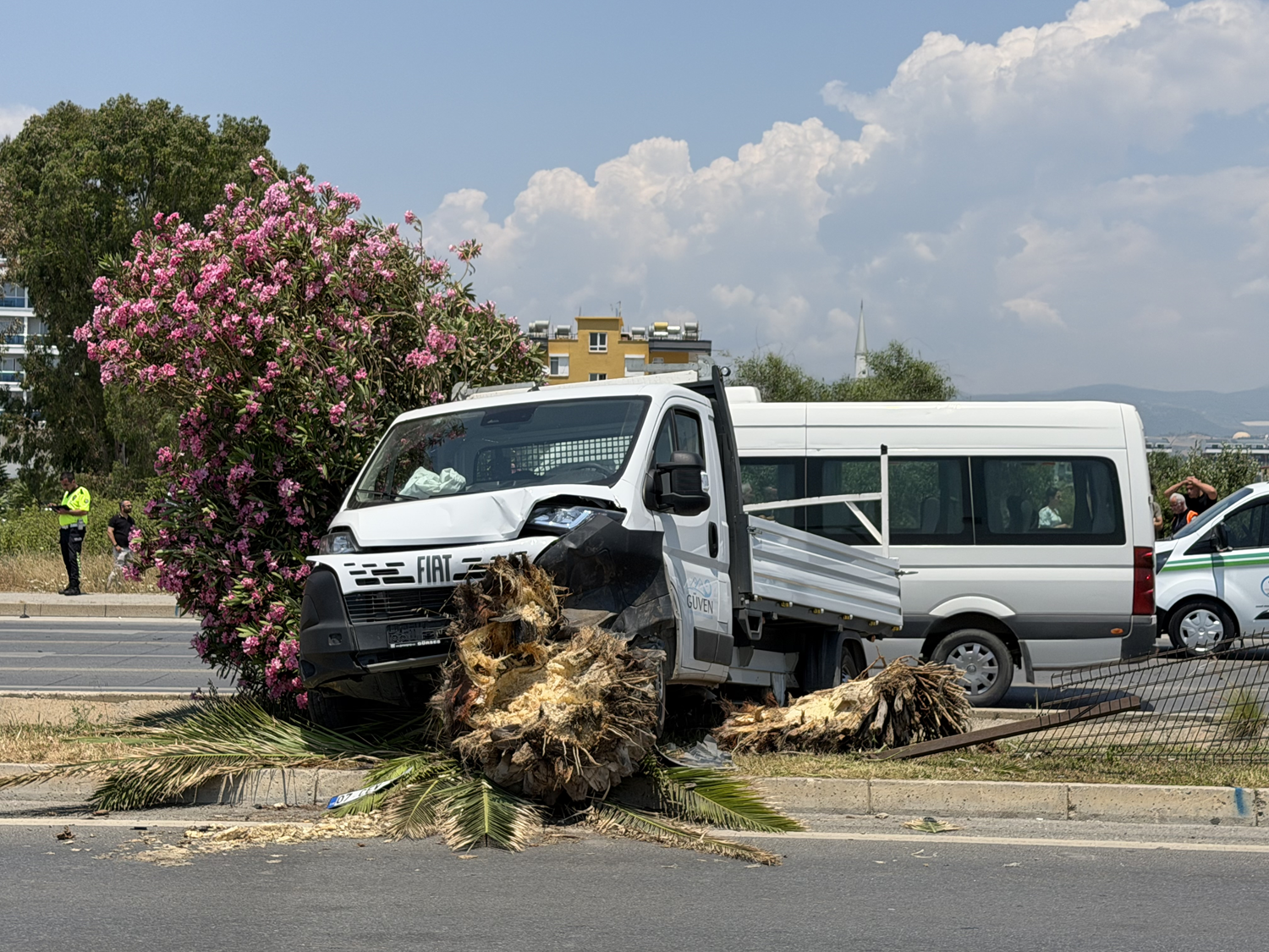 Antalya'da feci kaza! Motosiklet sürücüsü can verd