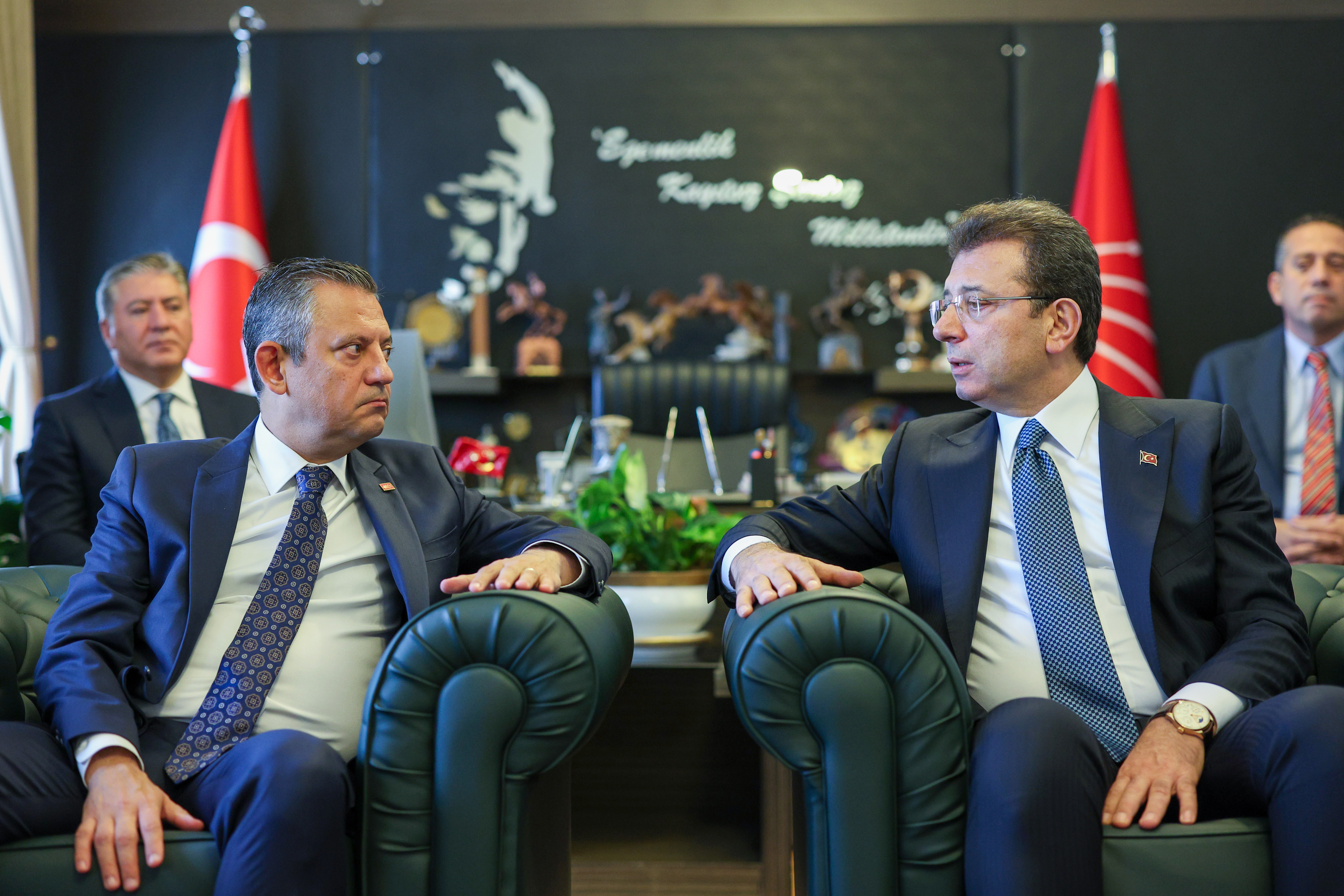 CHP'de sosyal medya savaşları... Özel ve İmamoğlu'nu takibi 