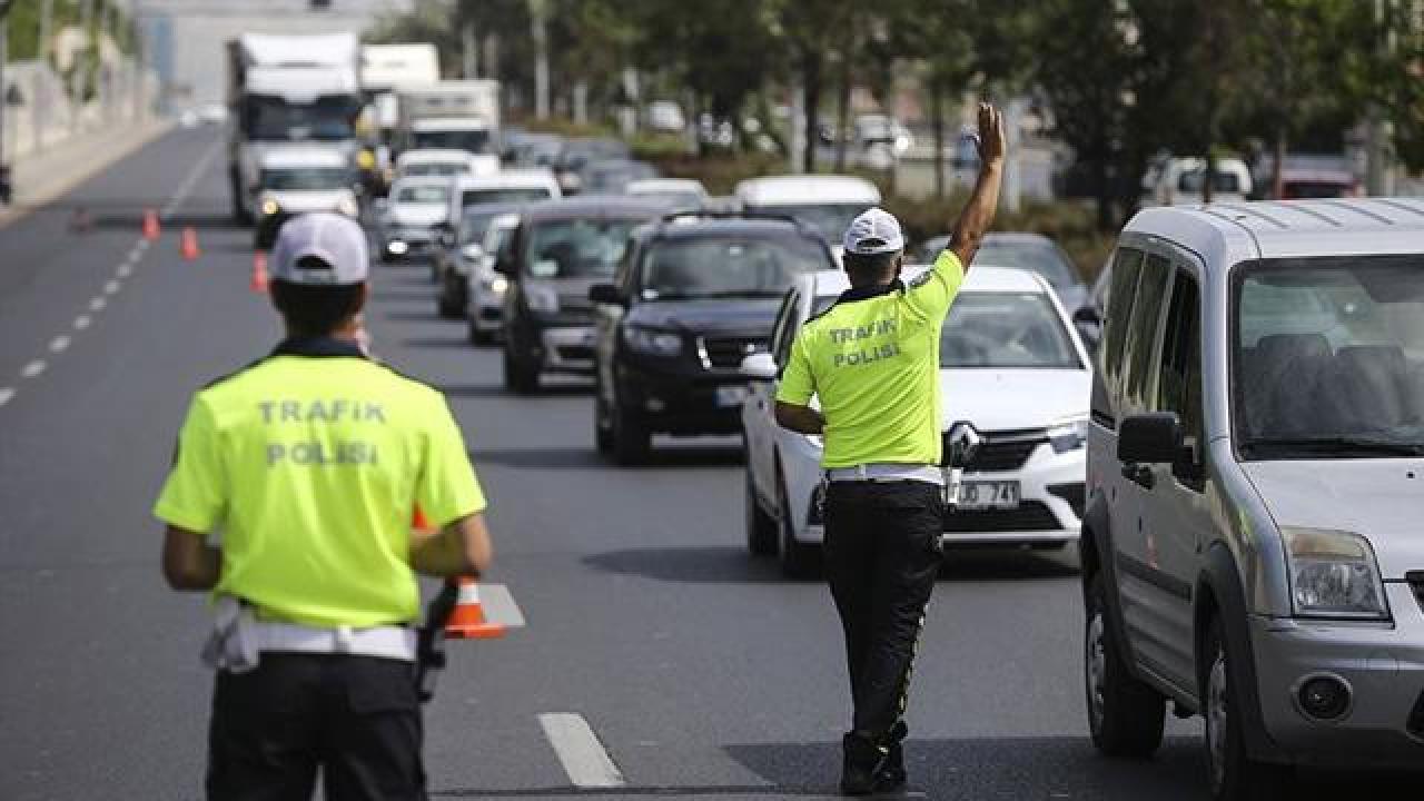 Trafikte şov pahalıya patladı: Hem arabasından hem de parası