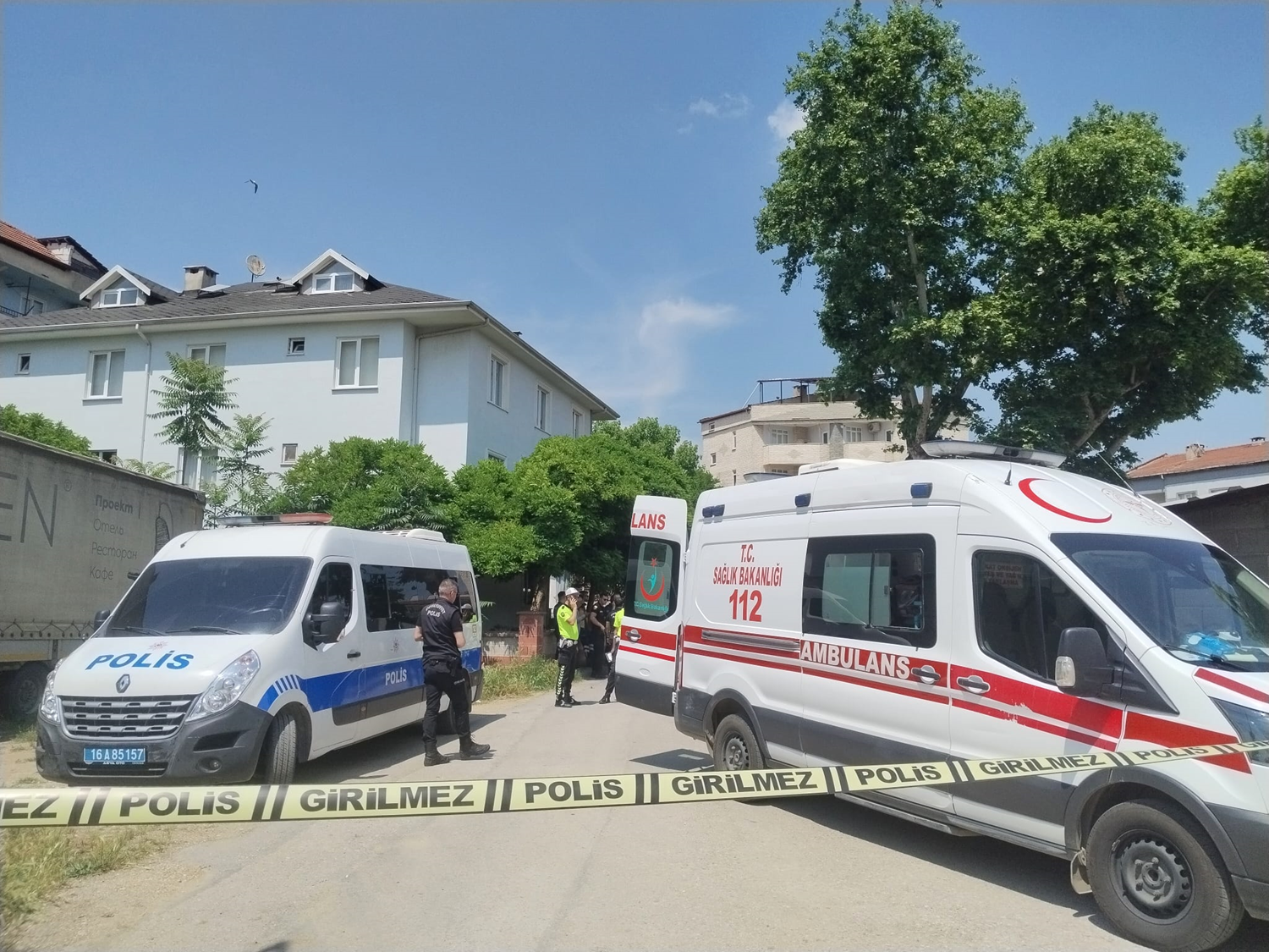 Bisikleti kontrolden çıktı! Yere yığılan adamdan acı haber