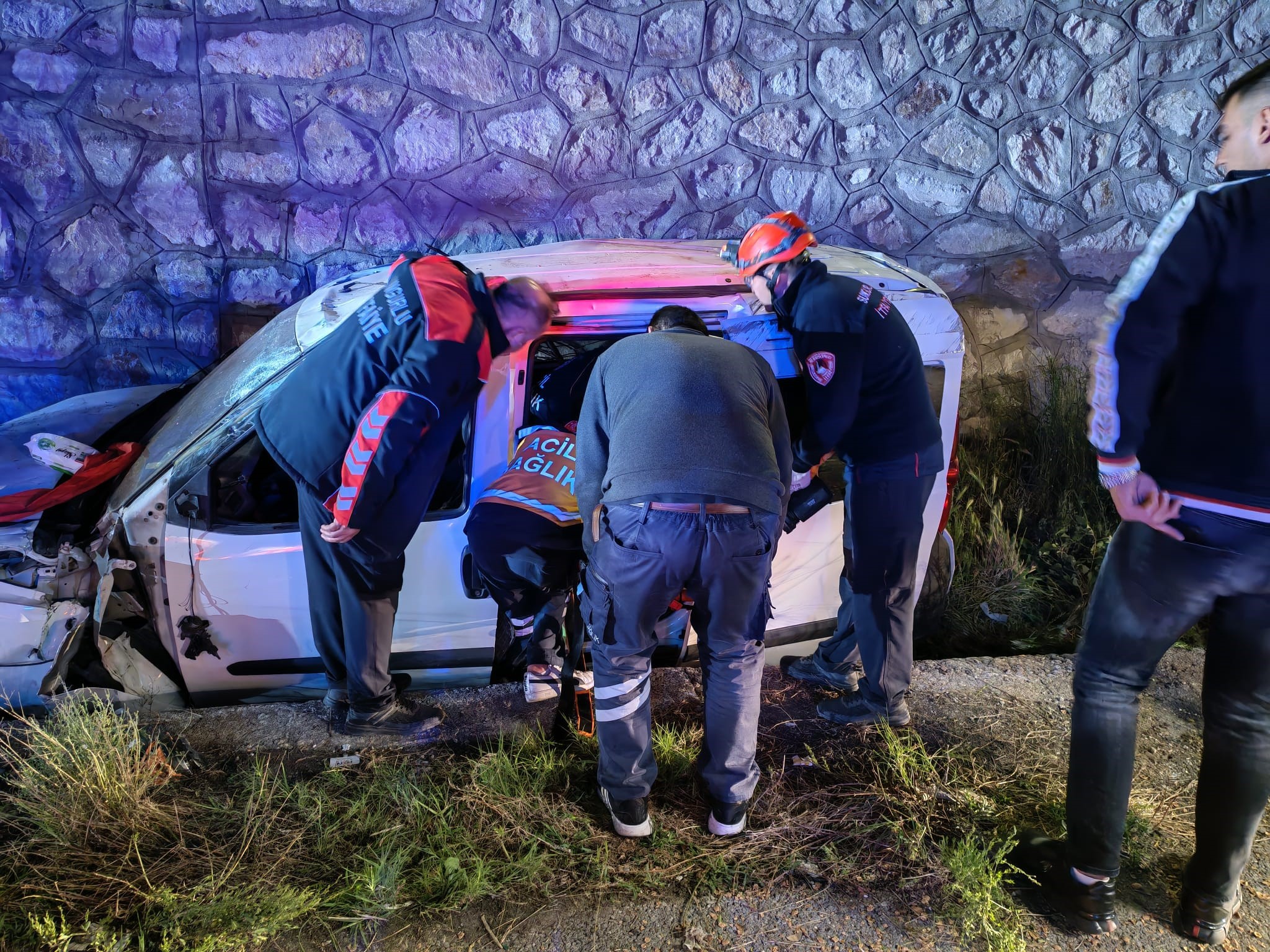 Çorum'da hafif ticari araç istinat duvarından uçtu: 2 yaralı