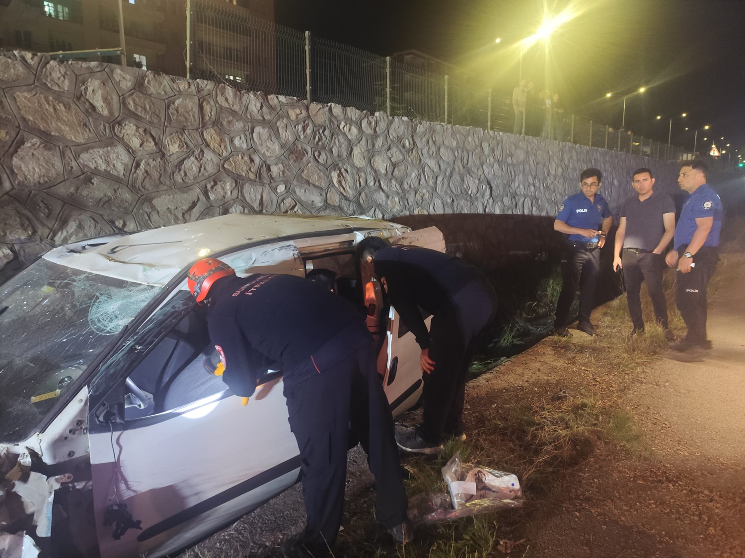 Çorum'da istinat duvarından düşen araçtaki 2 kişi 