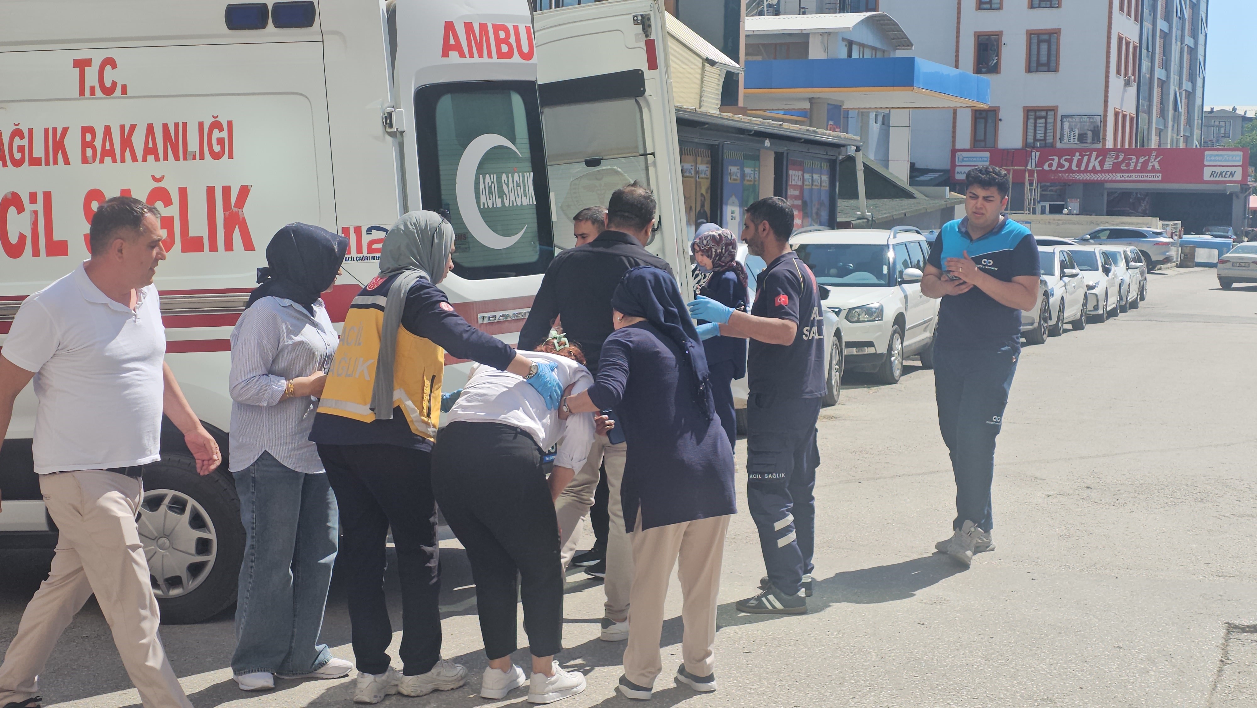 Elazığ'da otel yangını: 10 kişi dumandan etkilendi