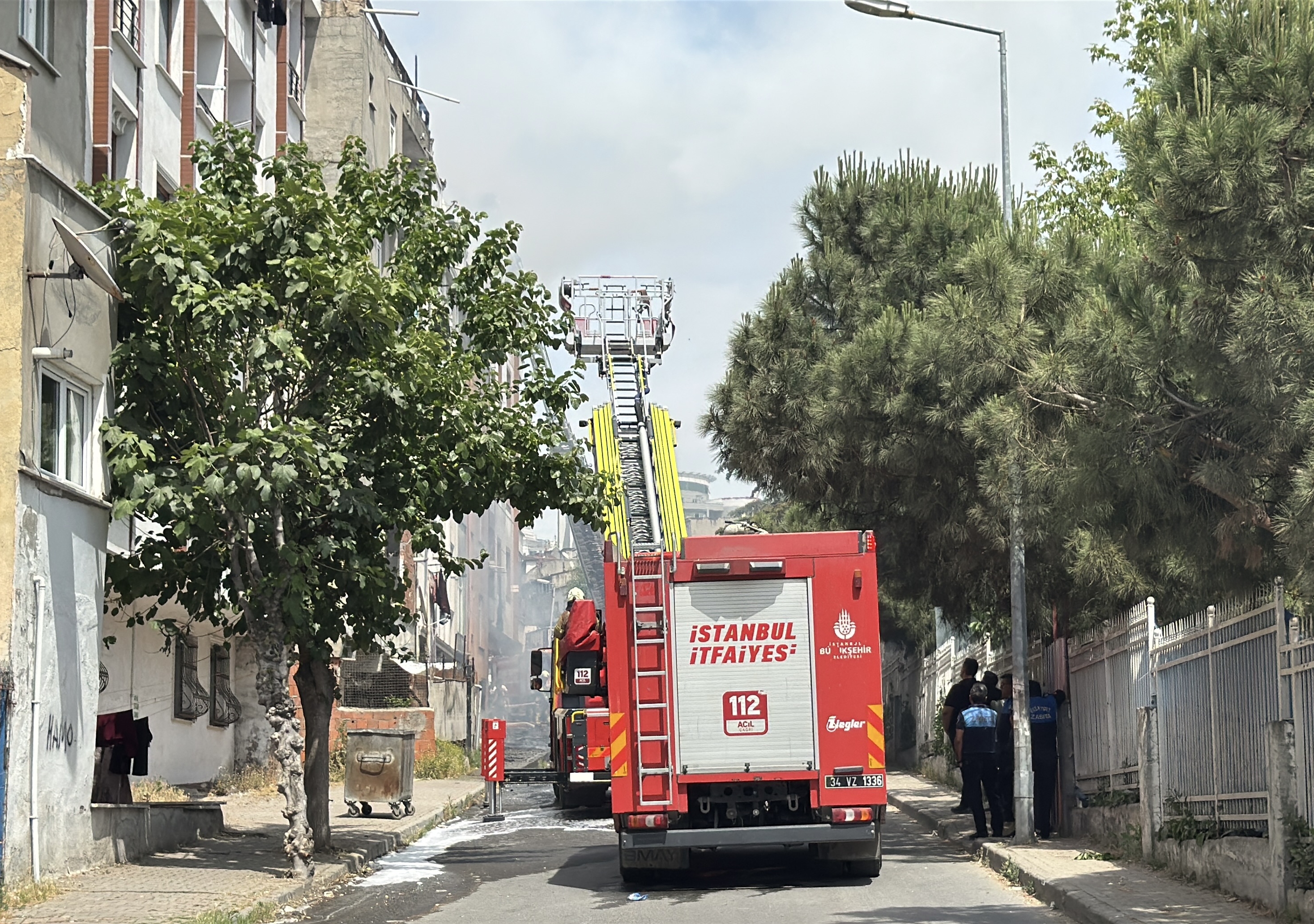 Esenyurt'ta çatıda başlayan yangın 3 binaya sıçrad