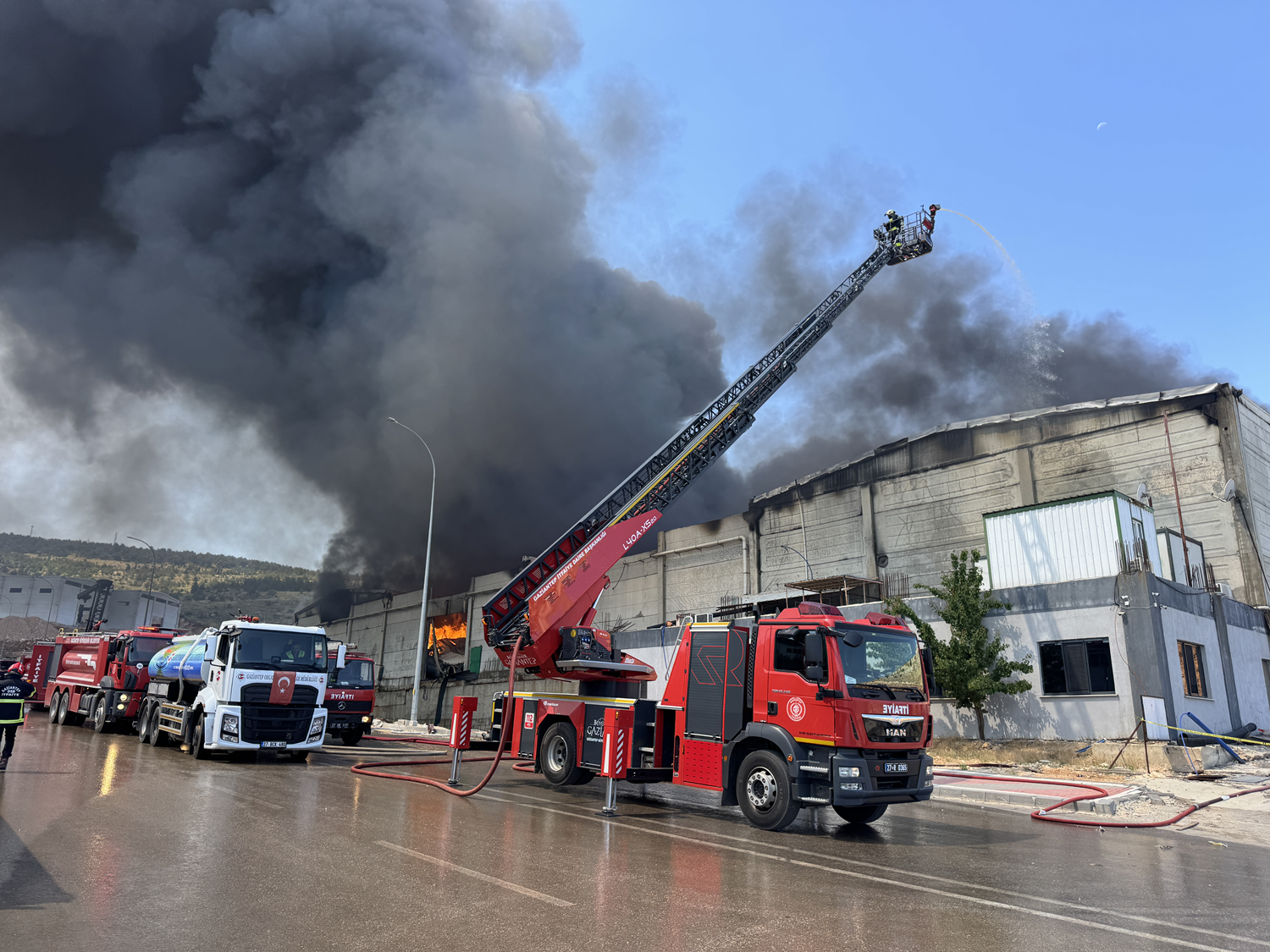 Gaziantep'te tekstil fabrikasında yangın: Ekipler 