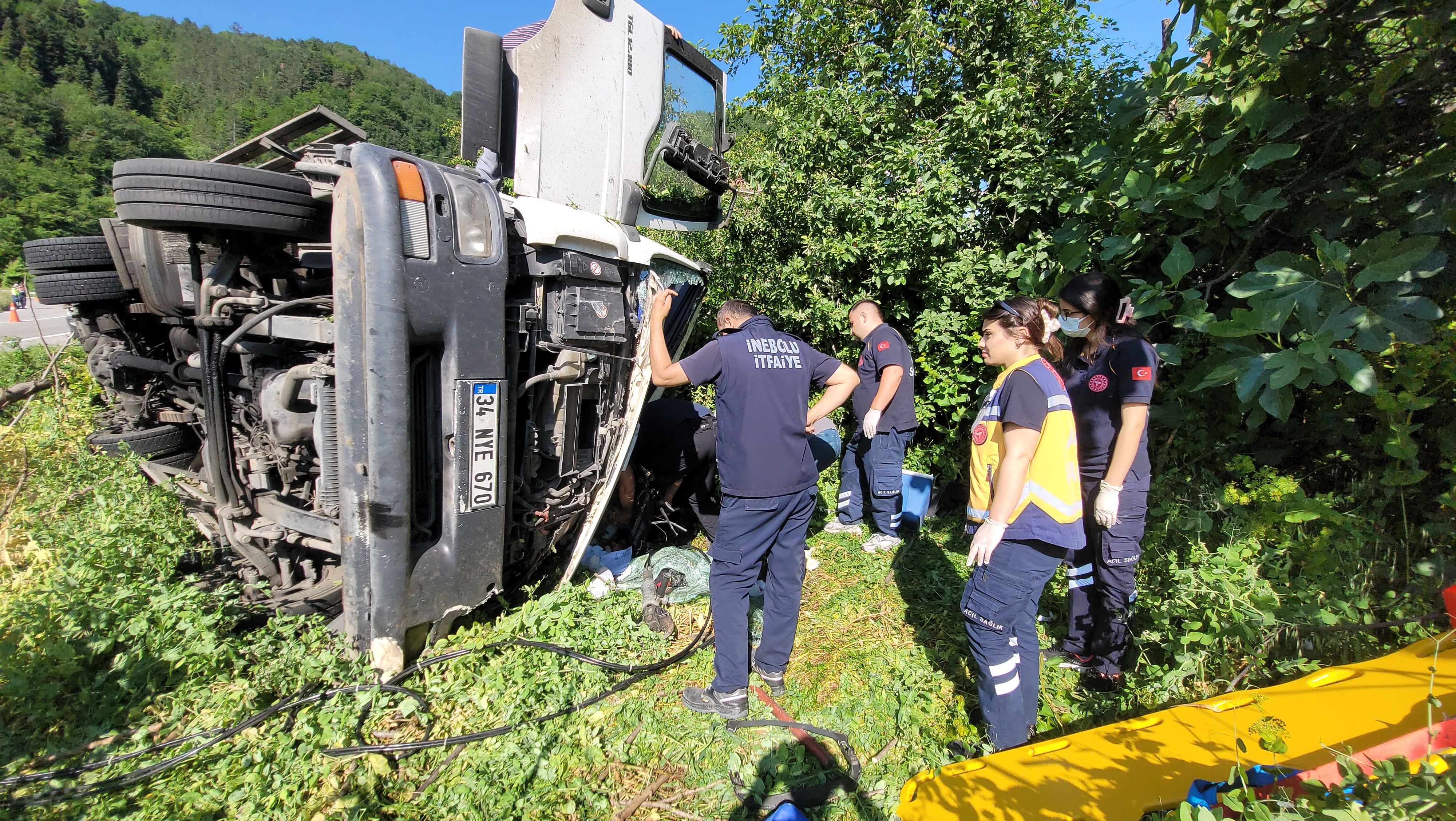 İnebolu'da zamanla yarış! Freni boşalan kamyon yan yattı