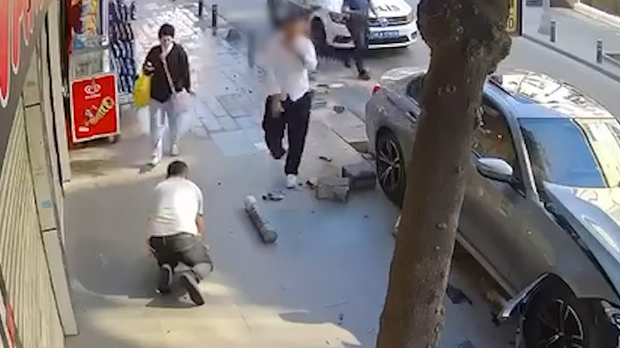 İstanbul'da "insanlık ölmüş" dedirten görüntüler! Kaldırımda