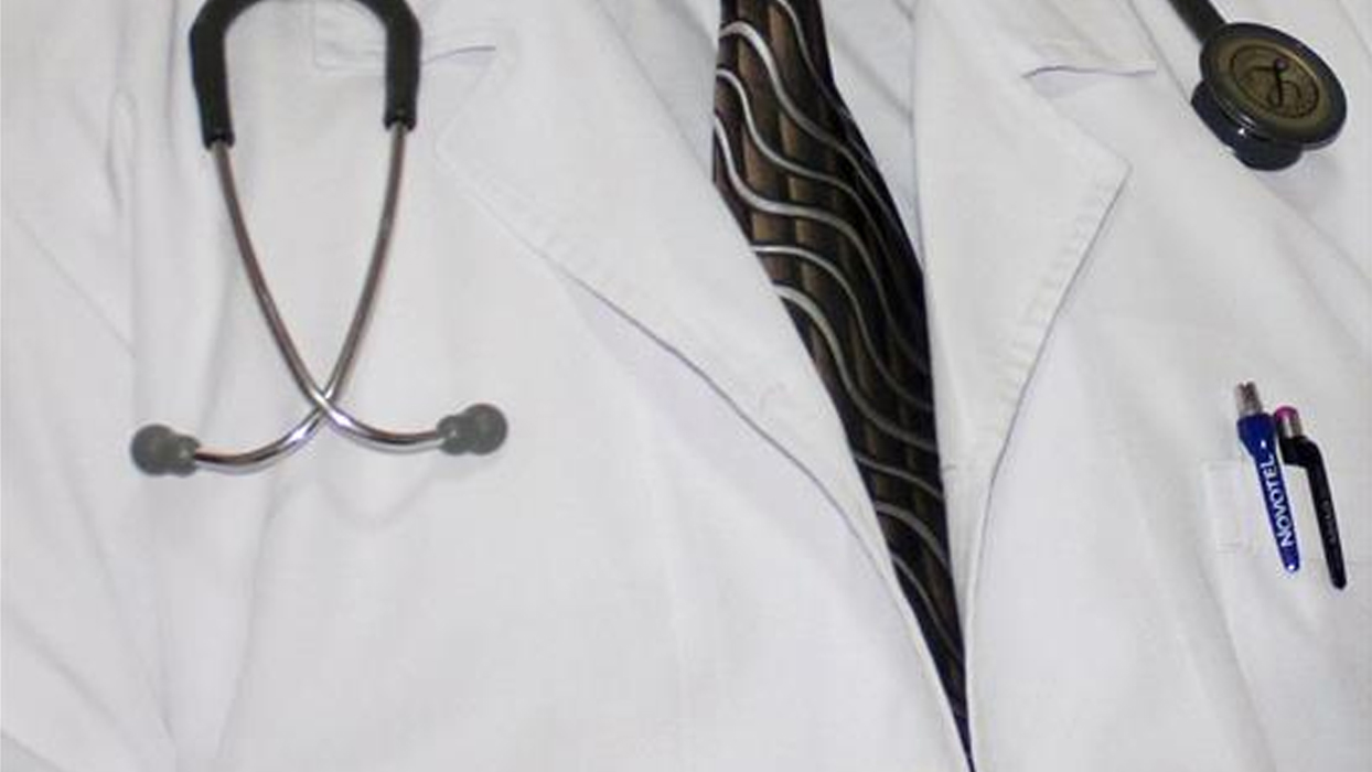 Mersin'de sahte doktor skandalı: Evden çıkanlar 'pes' dedirt