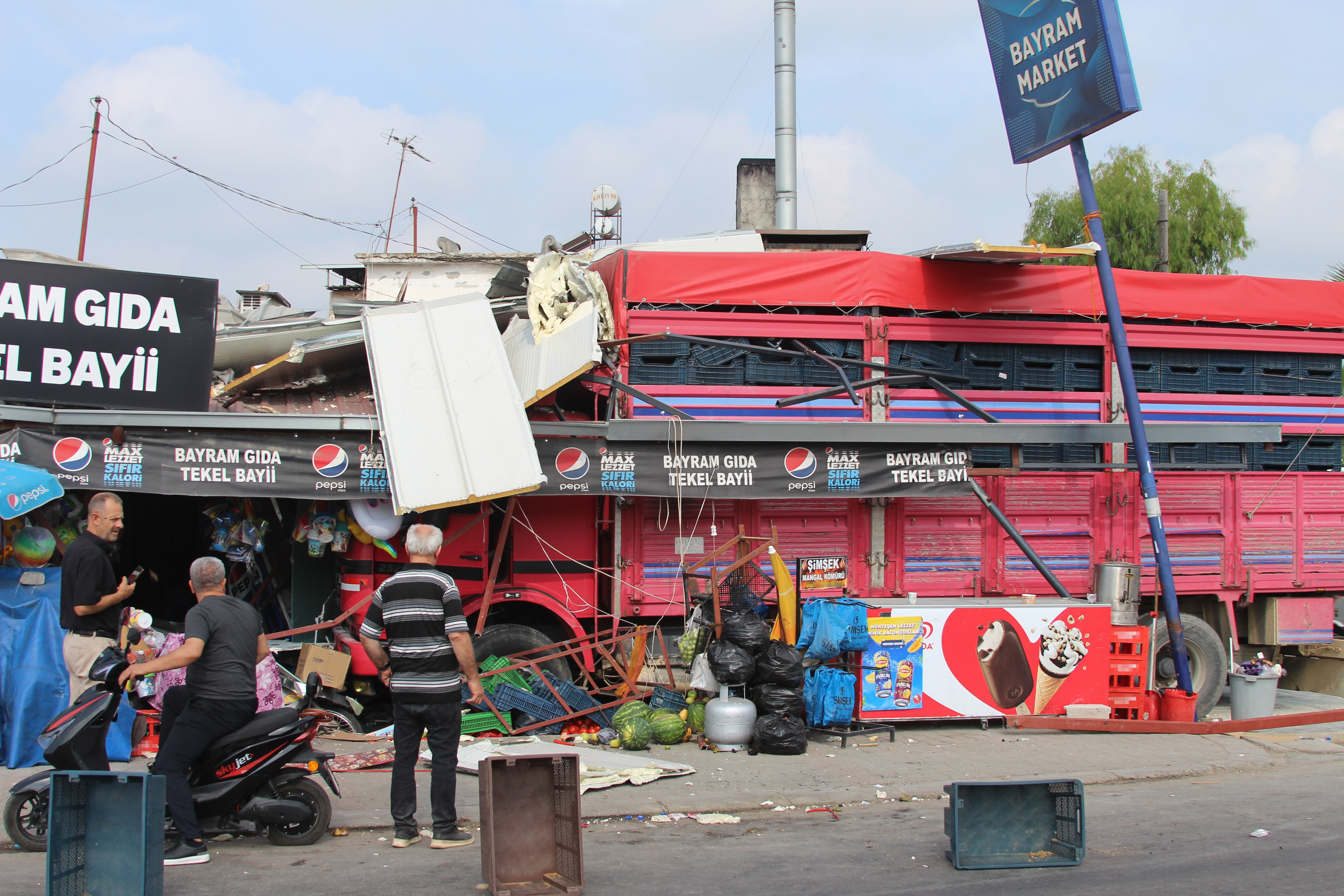 Adana'da yürekleri ağza getiren kaza! Kamyon markete daldı: 
