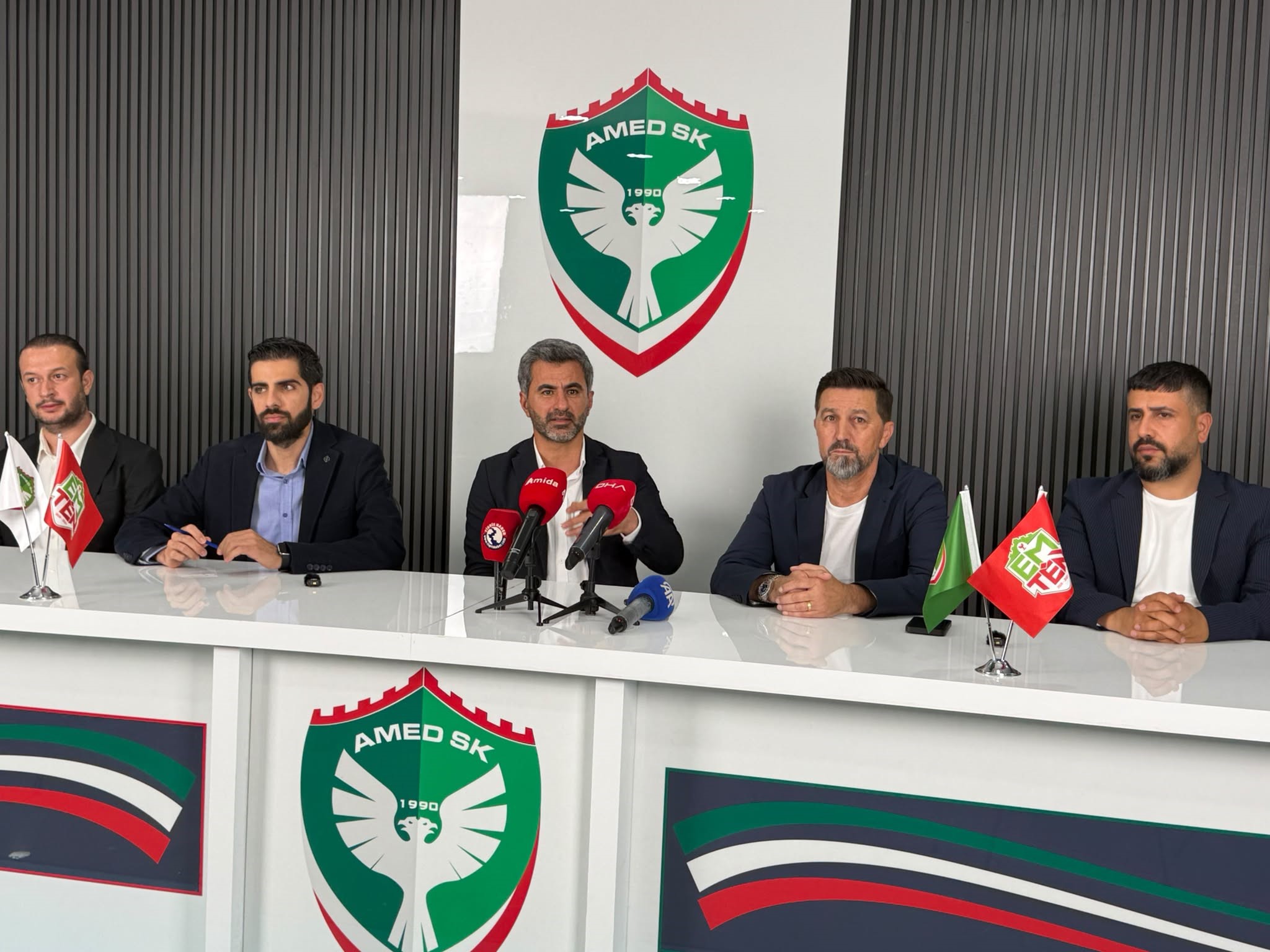 Amed Sportif Faaliyetler'de Besnik Hasi dönemi baş