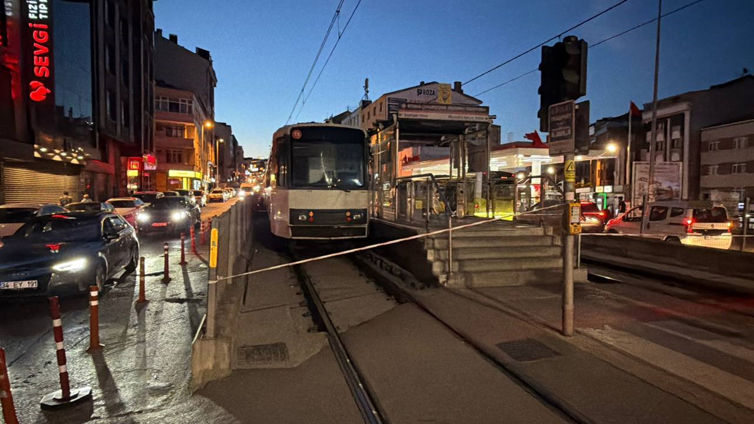 Bayrampaşa'da trafo patladı, yolcular tramvay rayl