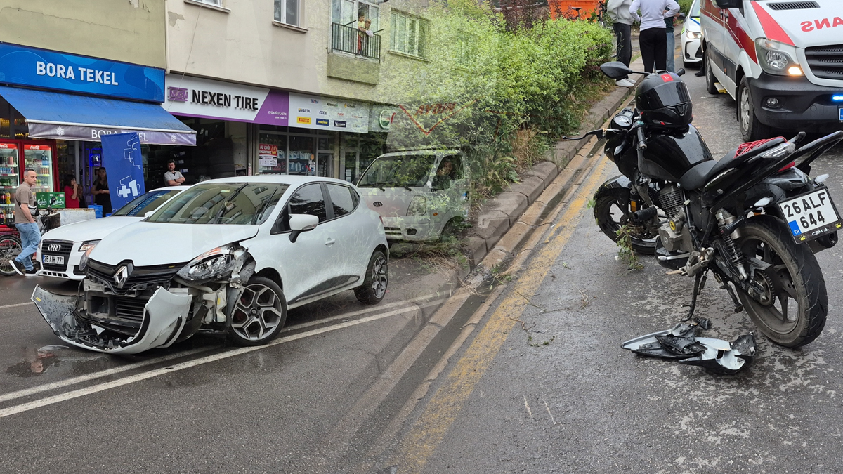Caddede U dönüşü yapmaya çalıştı! Motosikletle çar