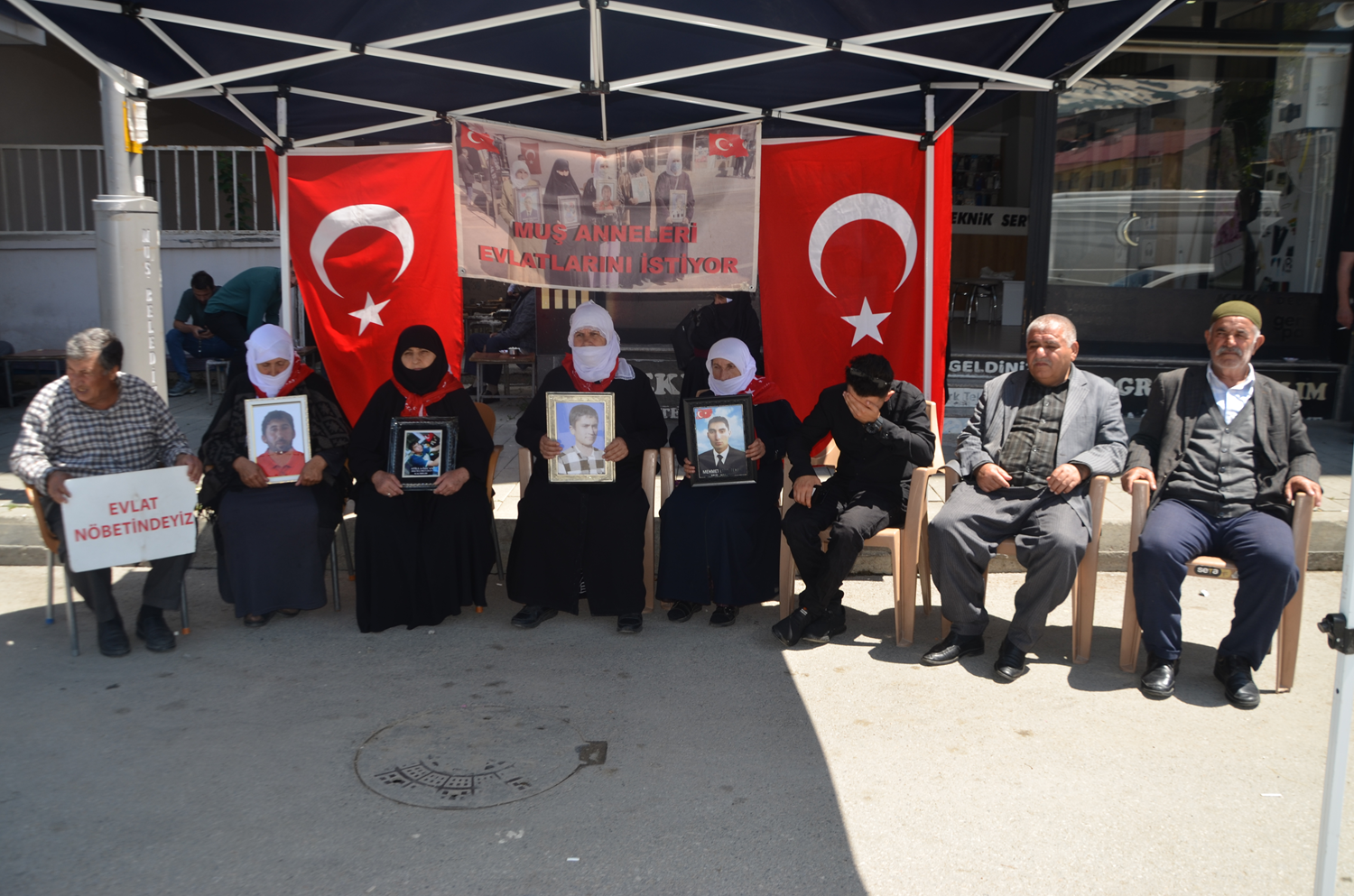 DEM Parti önünde evlat nöbeti: Orada sizin için bir gelecek 