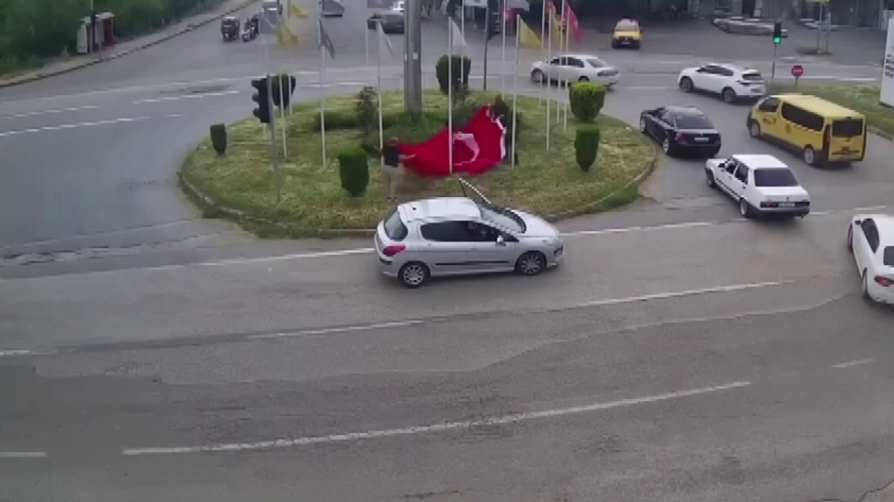 Gurur veren refleks! Düşen Türk bayrağını saniyeler içinde k