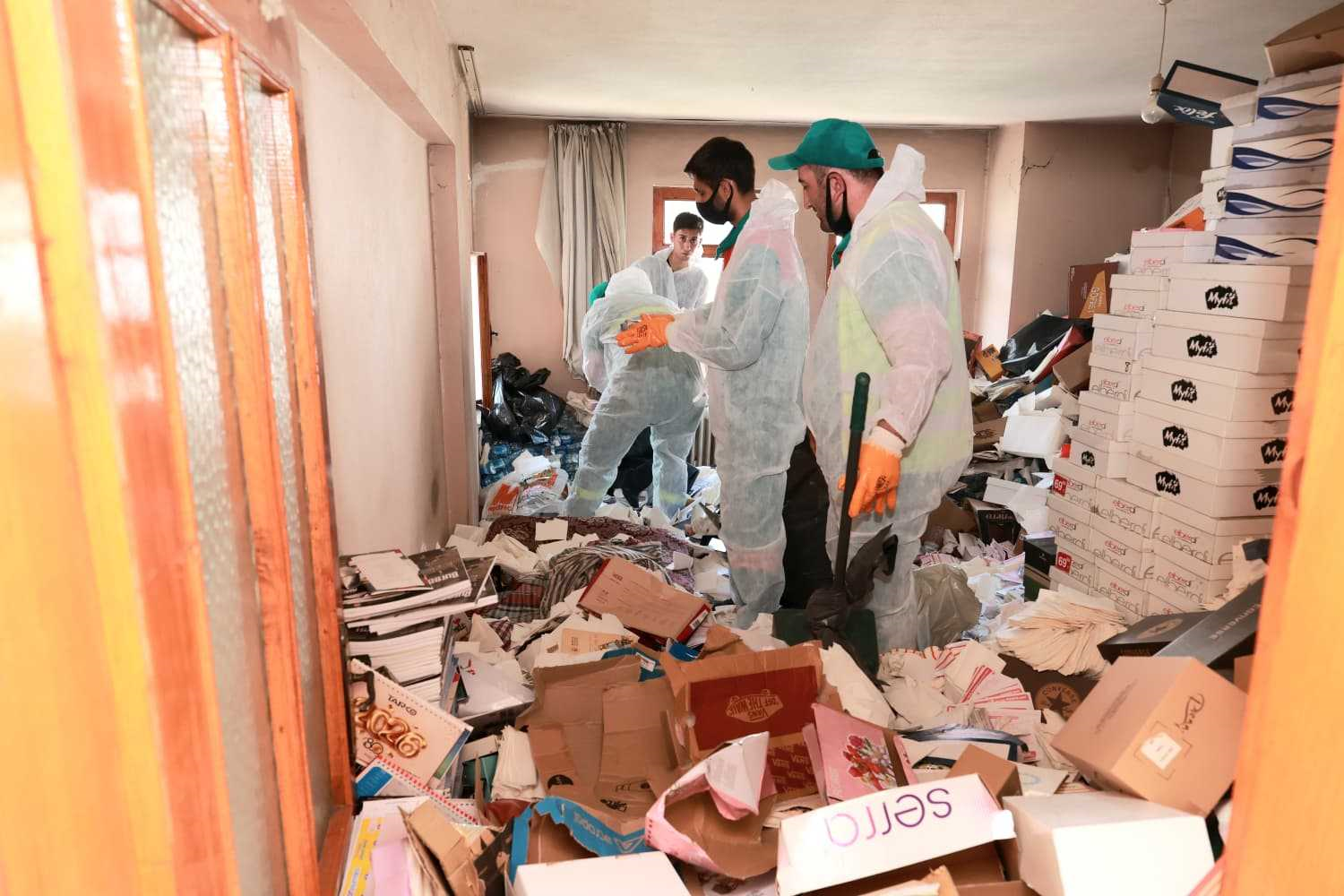 Mahalleli kötü kokudan şikayet etmişti! Ekipler evden yaklaş