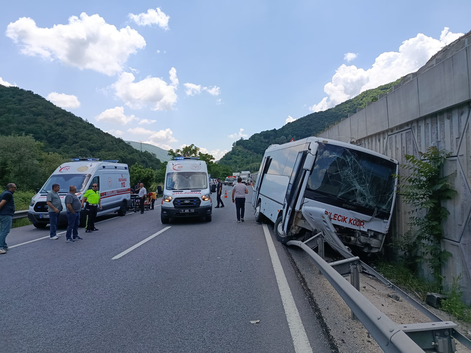 Tır ile midibüs çarpıştı: 12 kişi yaralandı
