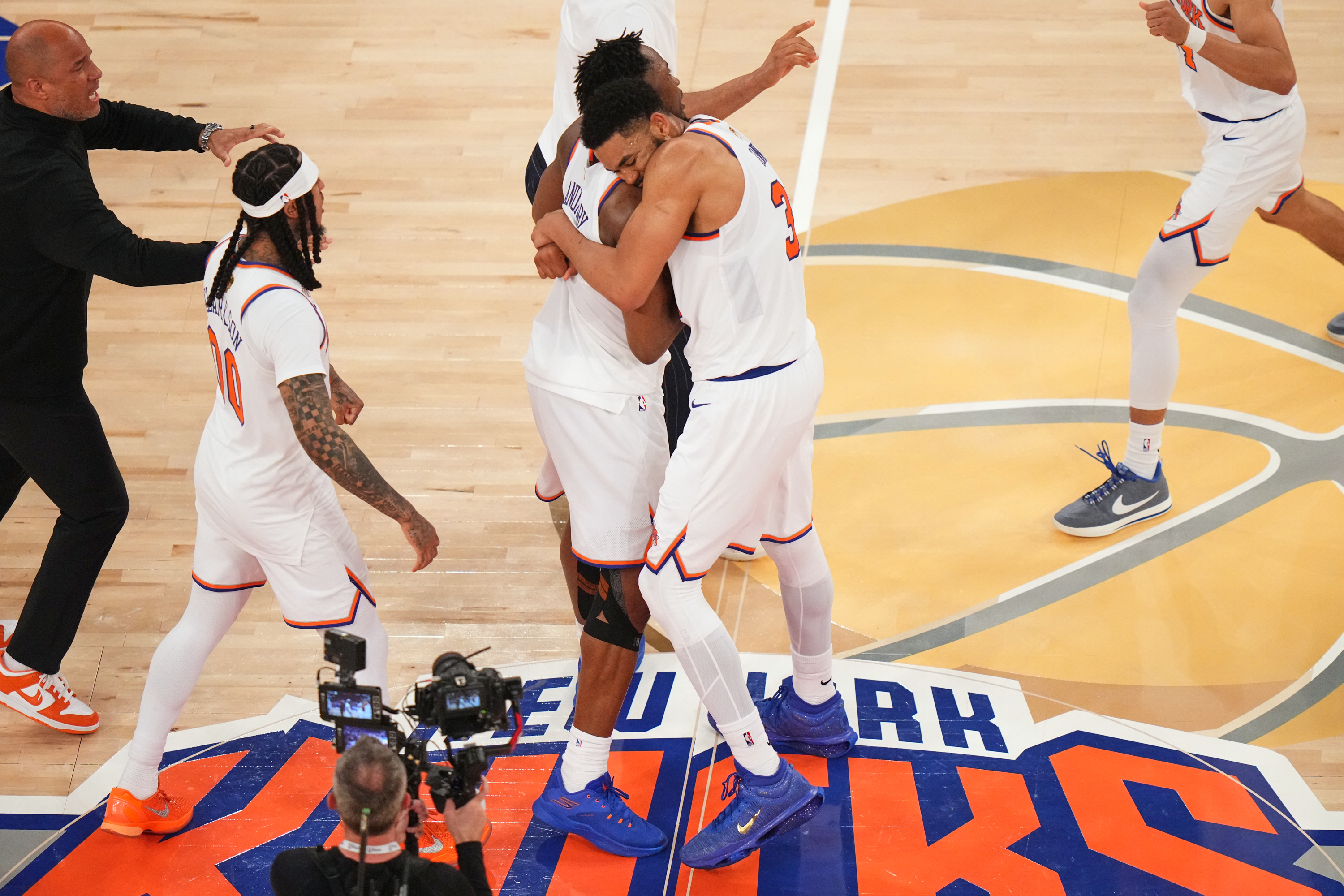 Tarihi geri dönüş! New York Knicks, şampiyonluğa koşuyor