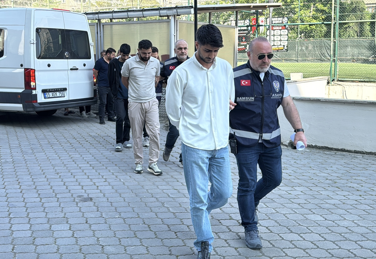 Başkanın adıyla dolandıran çete adliyede! Vatandaş
