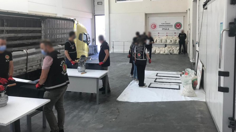 Sınırda nefes kesen operasyon! Tırdaki yükün içerisine gizle
