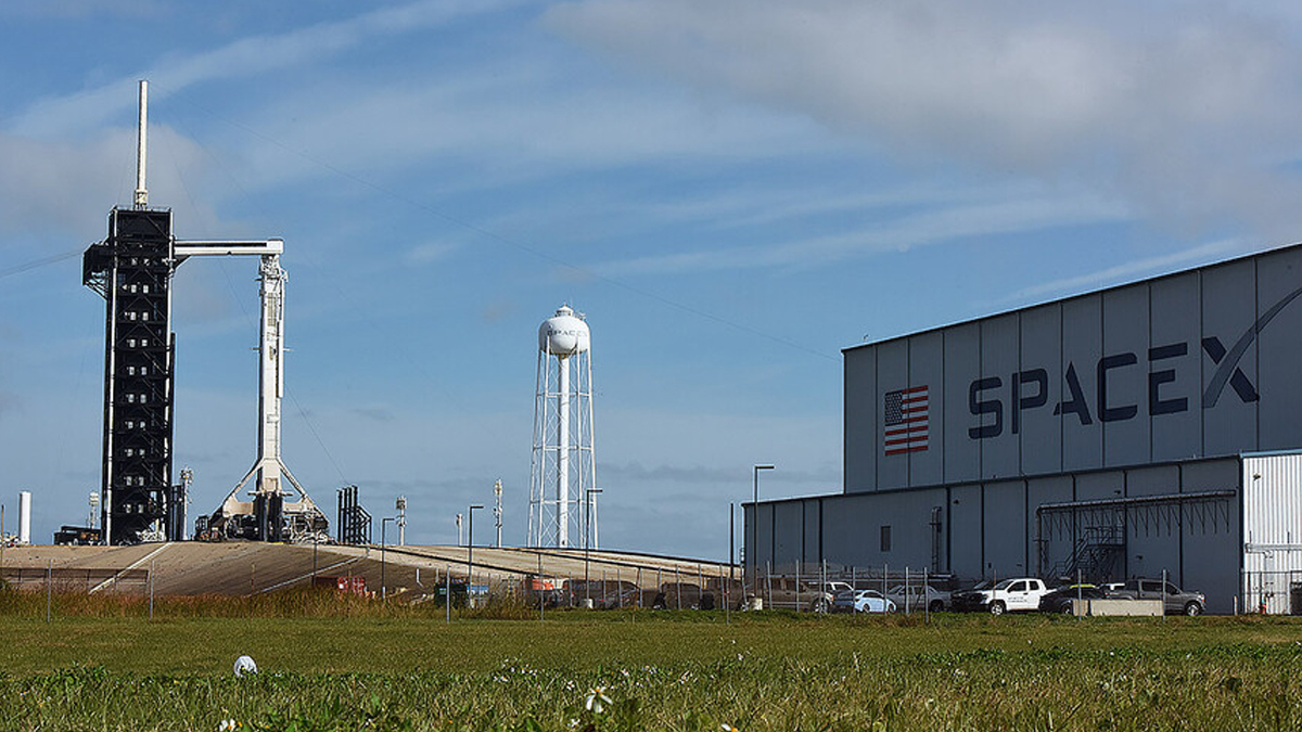 SpaceX logosu ve yapay zeka temalı soyut görsel