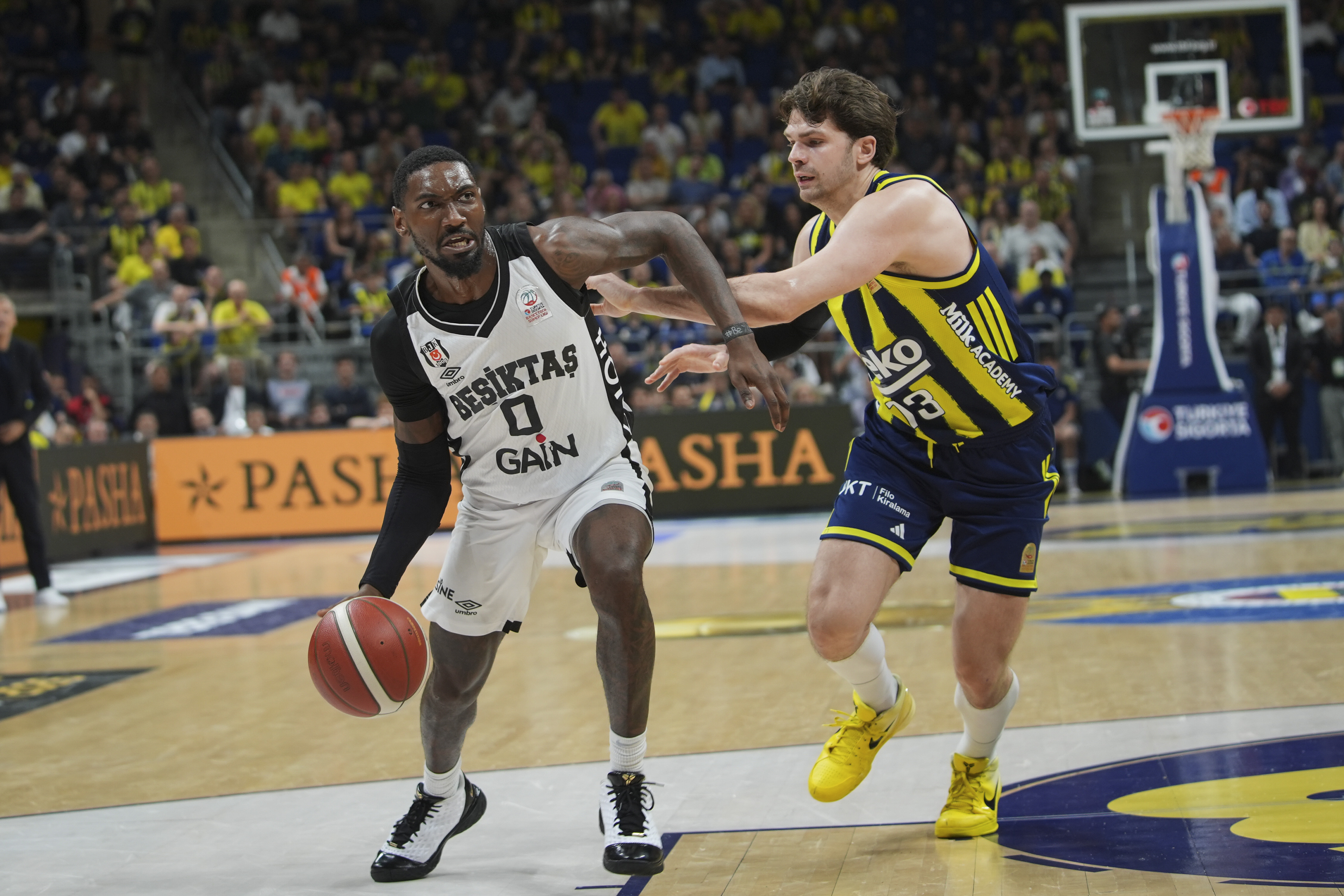 Beşiktaş'ta Jonah Mathews ameliyat edildi