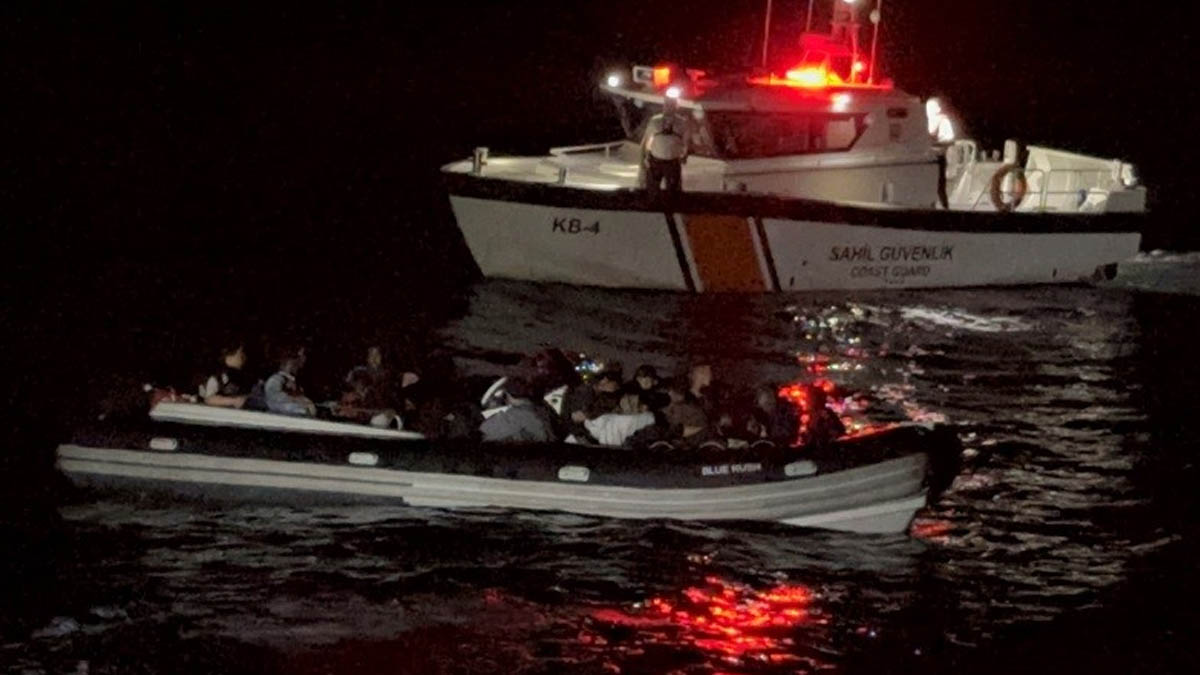 Dikili açıklarında düzensiz göçmen operasyonu: Lastik bottaki 18 kişi yakalandı