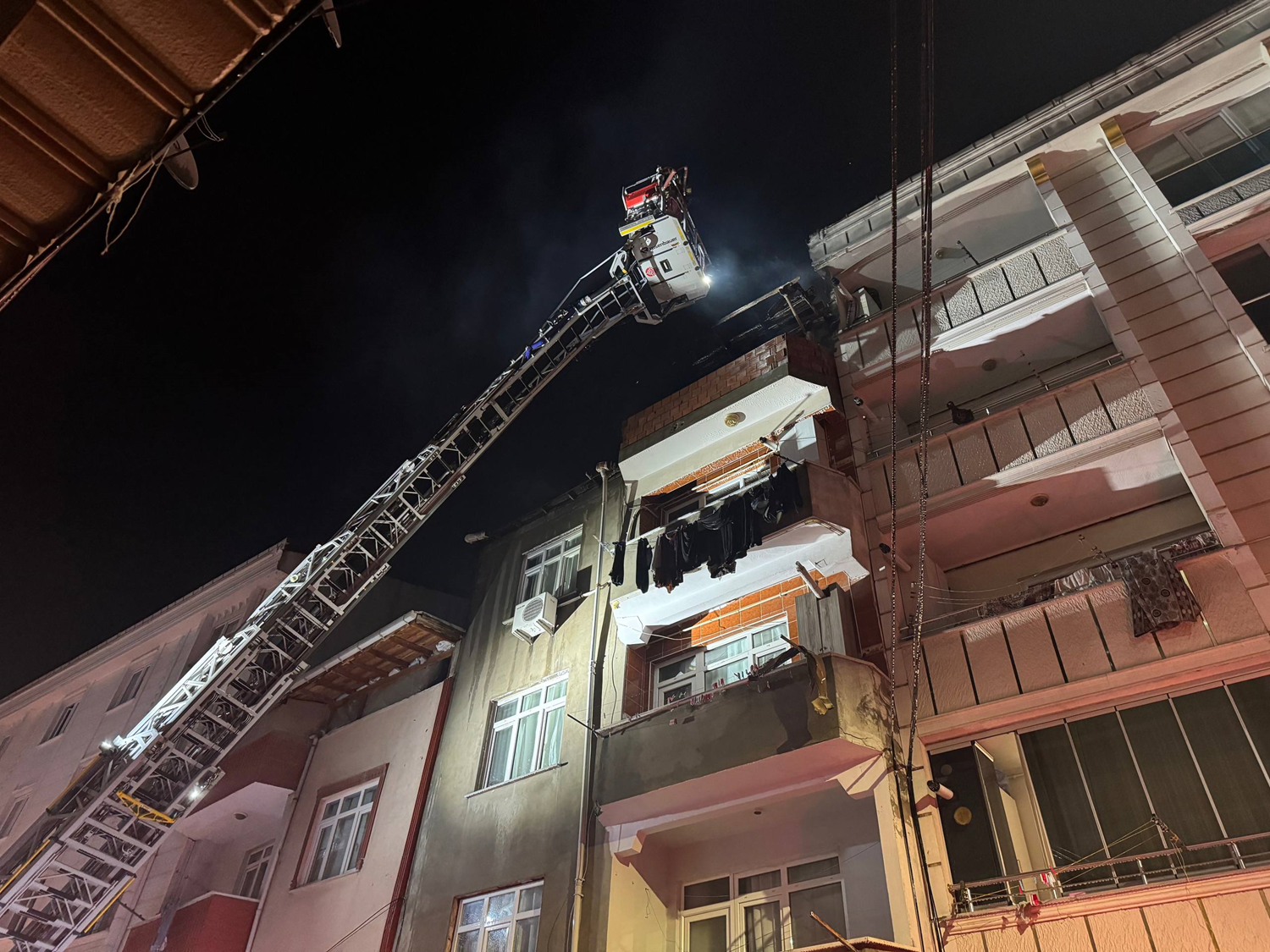 Esenyurt'ta bir binanın çatısında çıkan yangın söndürüldü