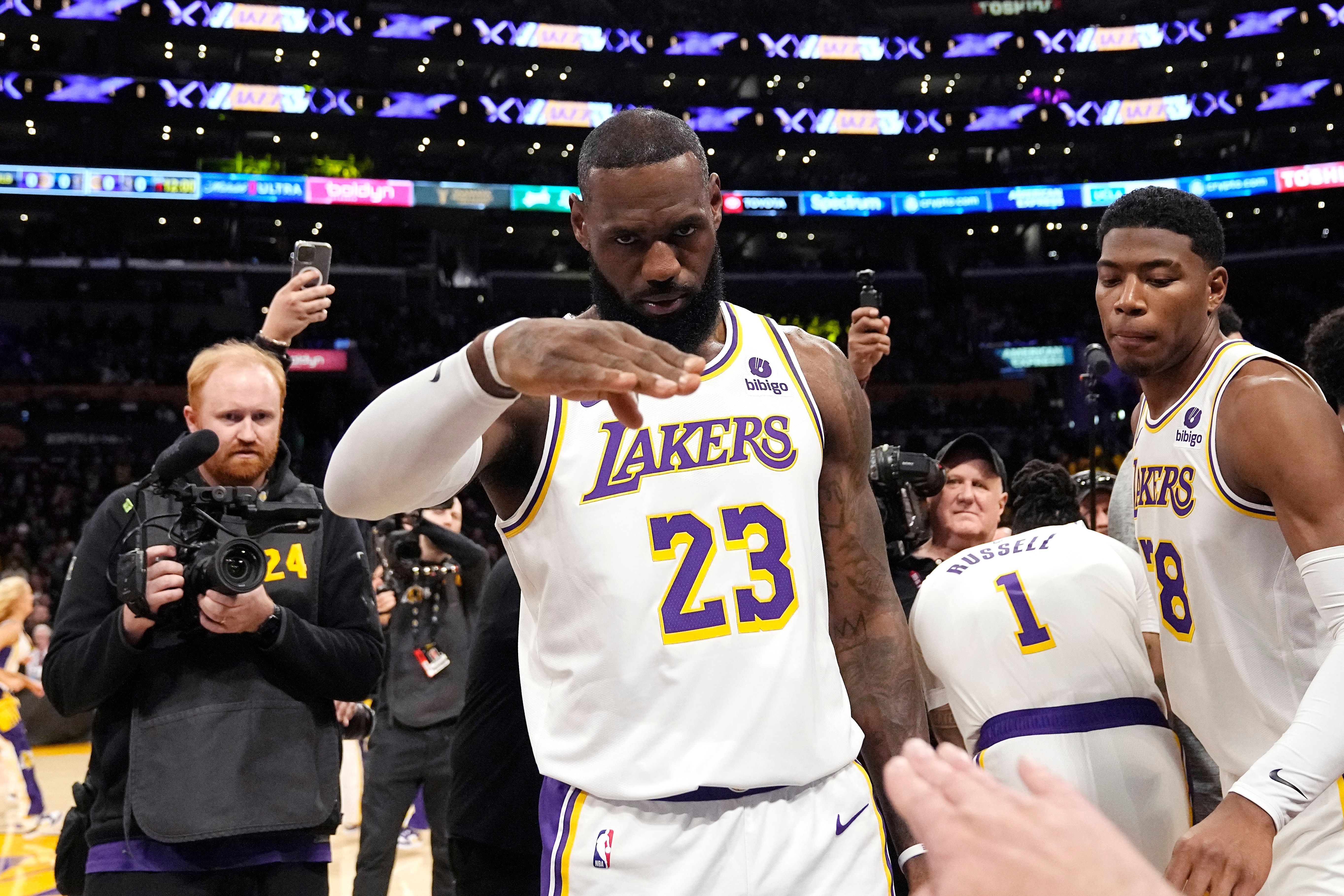 LeBron James, Lakers defterini kapattı
