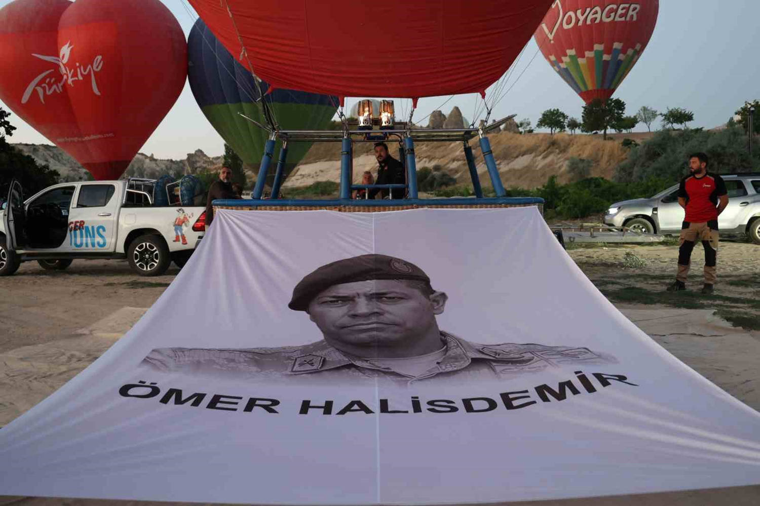 253 şehidin resimleri gökyüzünde